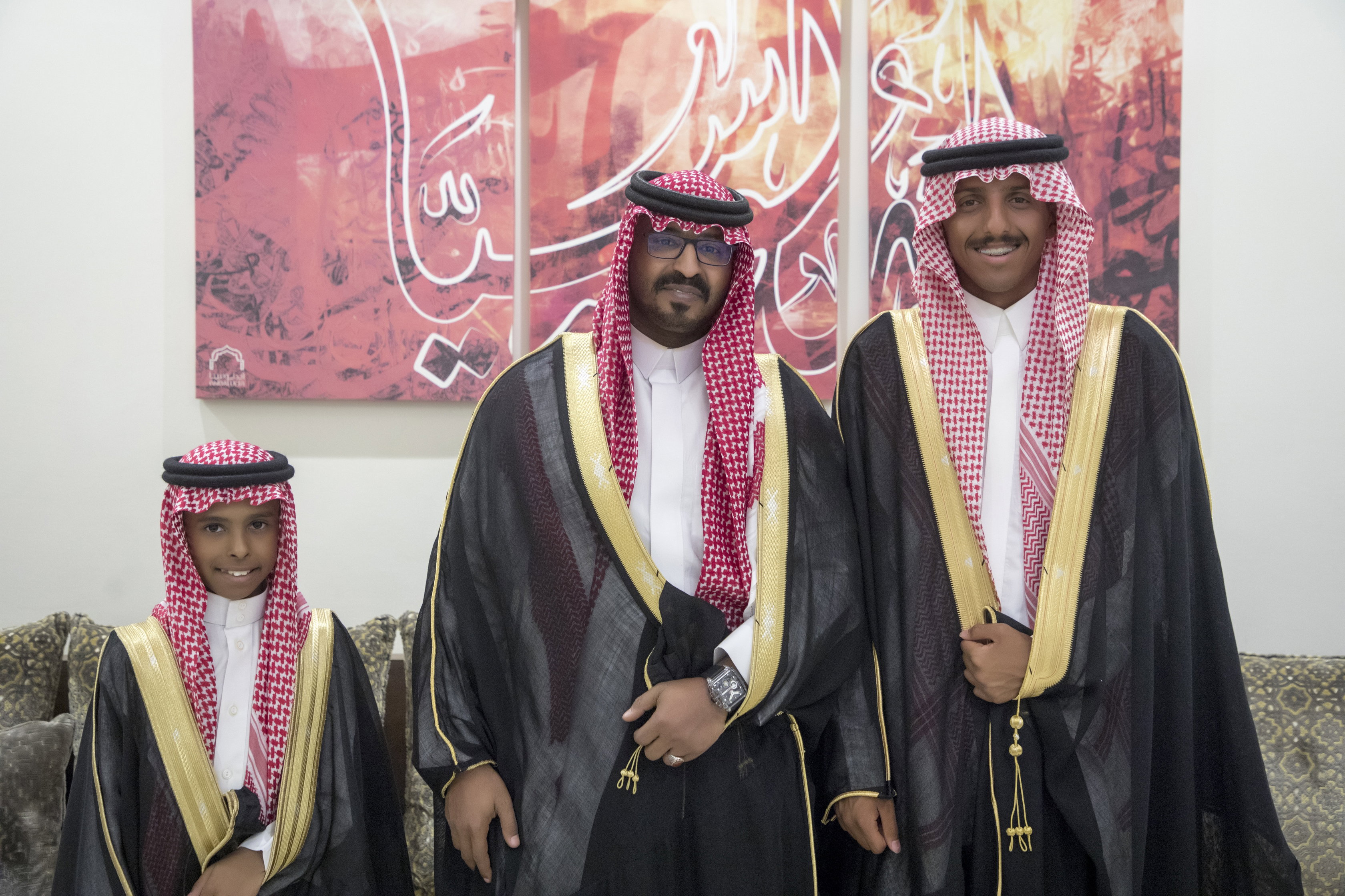 أصدقاء العريس عبدالسلام يحتلفون في زواجه 