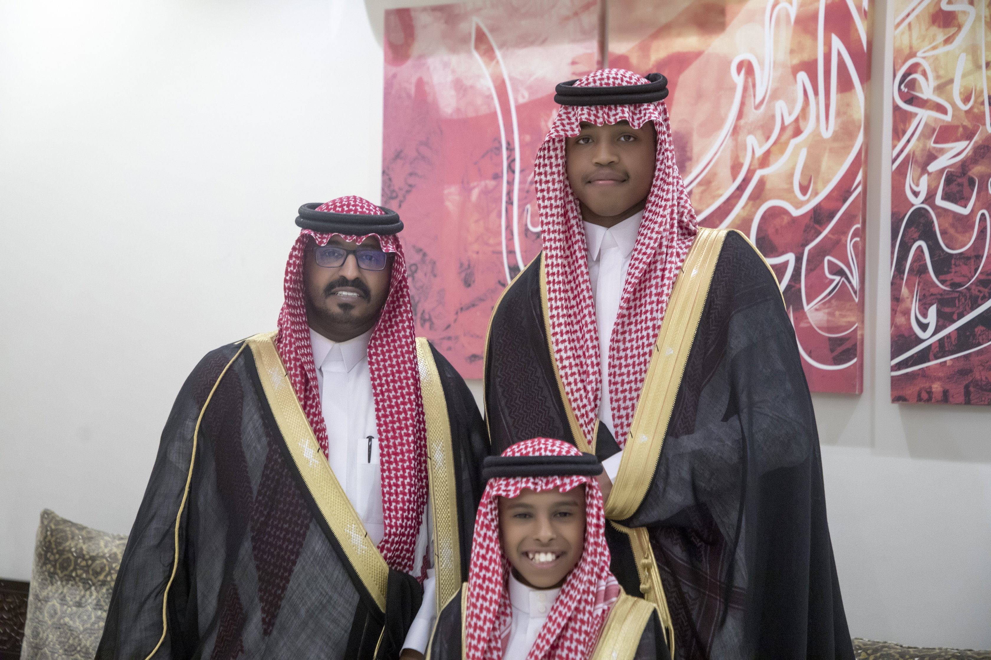 أصدقاء العريس عبدالسلام يحتلفون في زواجه 