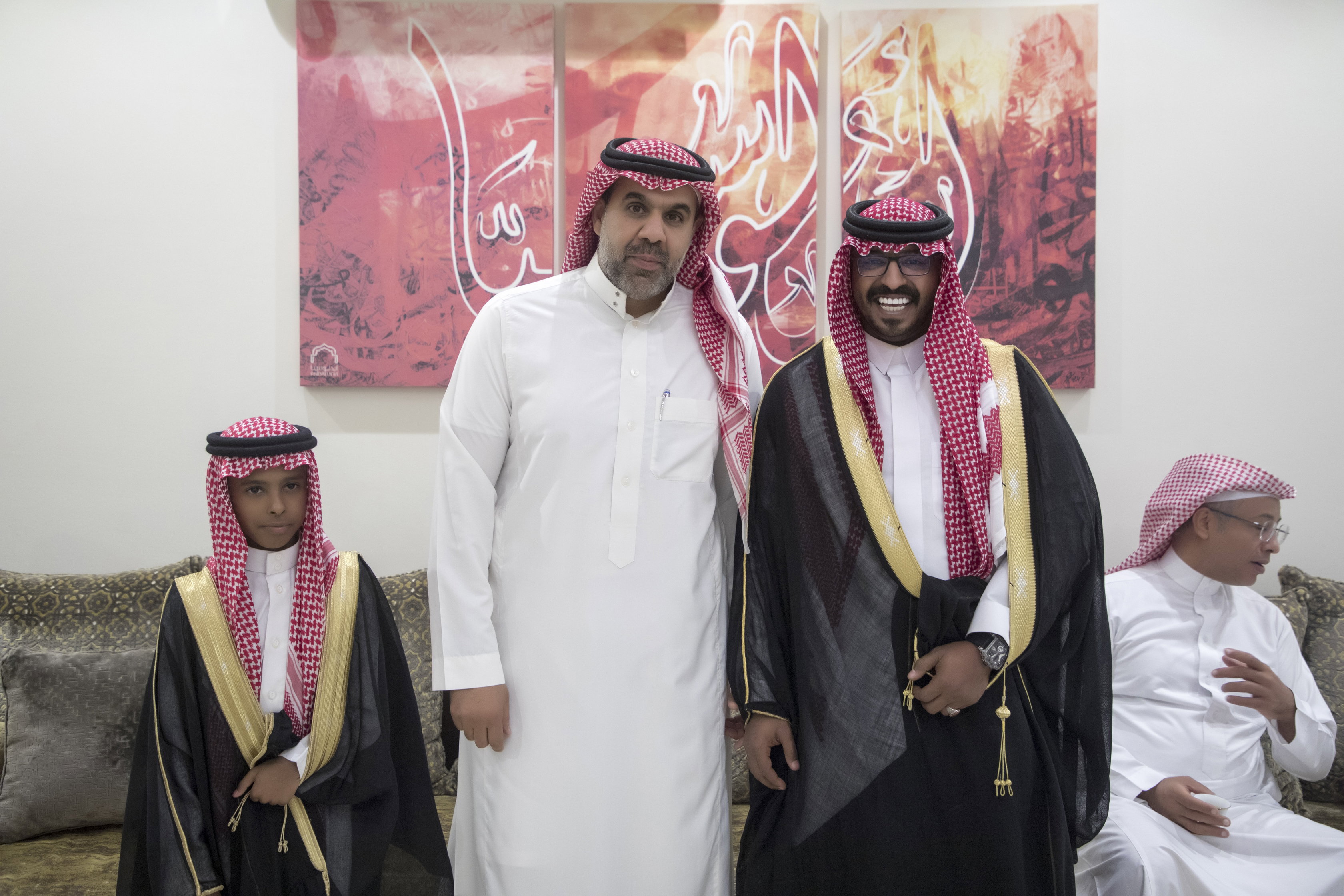 أصدقاء العريس عبدالسلام يحتلفون في زواجه 