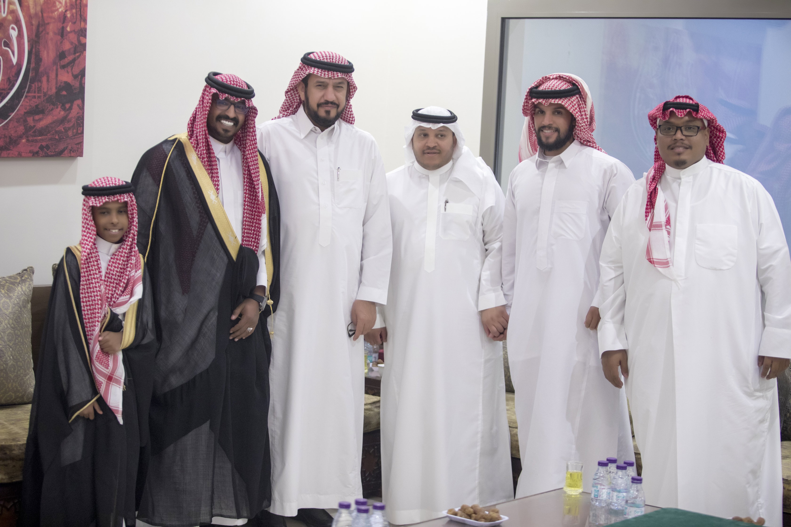 أصدقاء العريس عبدالسلام يحتلفون في زواجه 