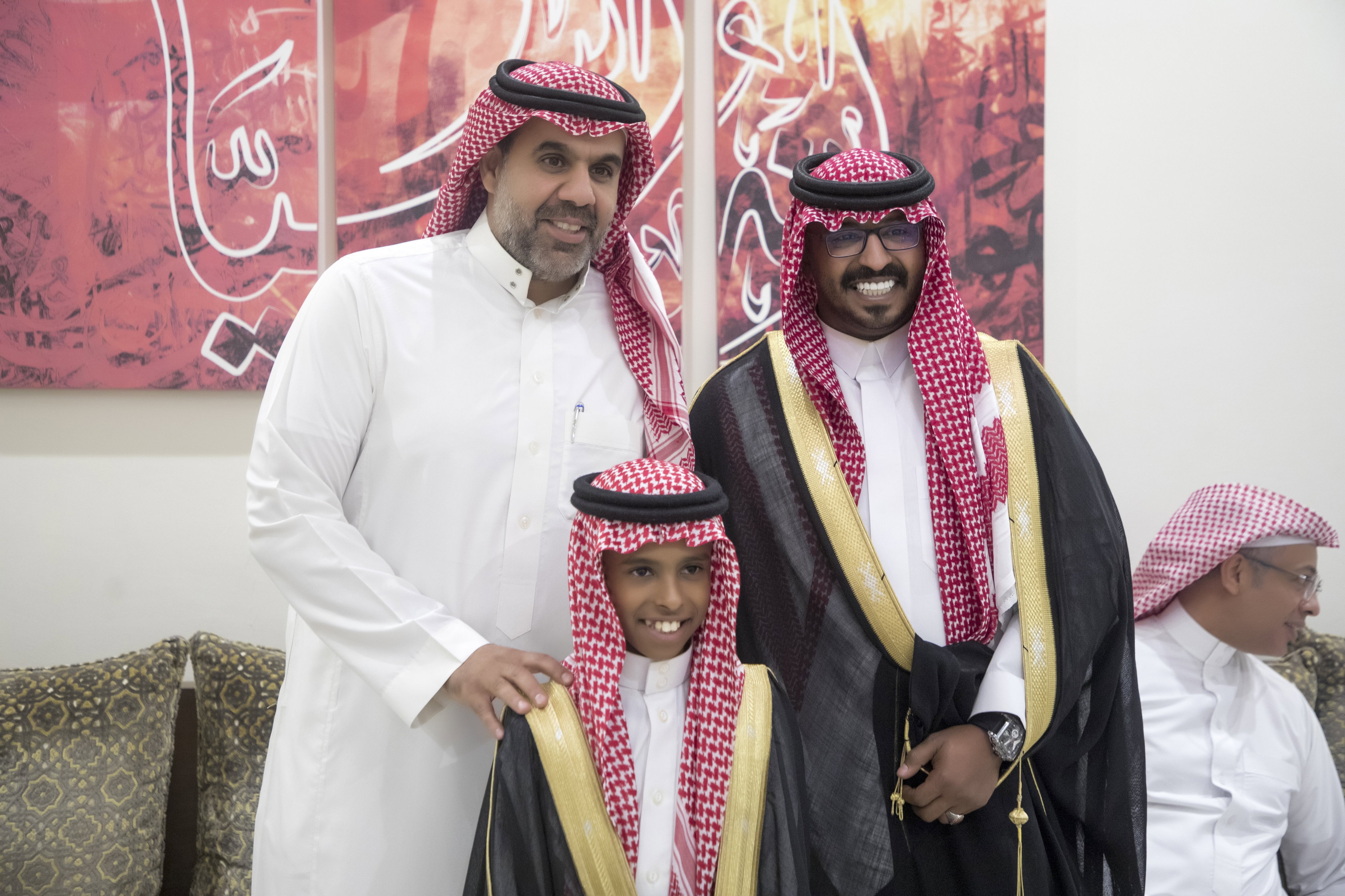 أصدقاء العريس عبدالسلام يحتلفون في زواجه 