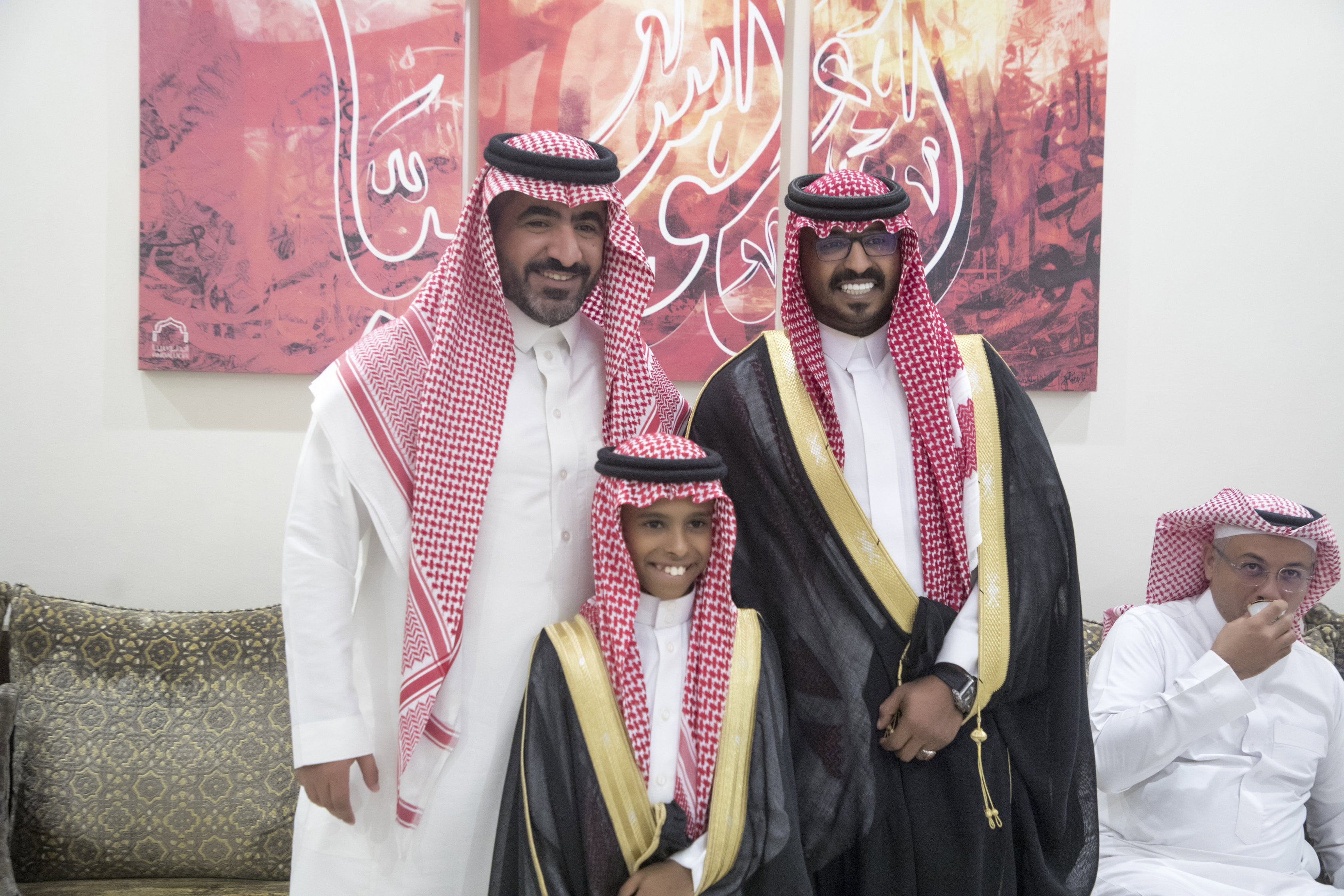 أصدقاء العريس عبدالسلام يحتلفون في زواجه 