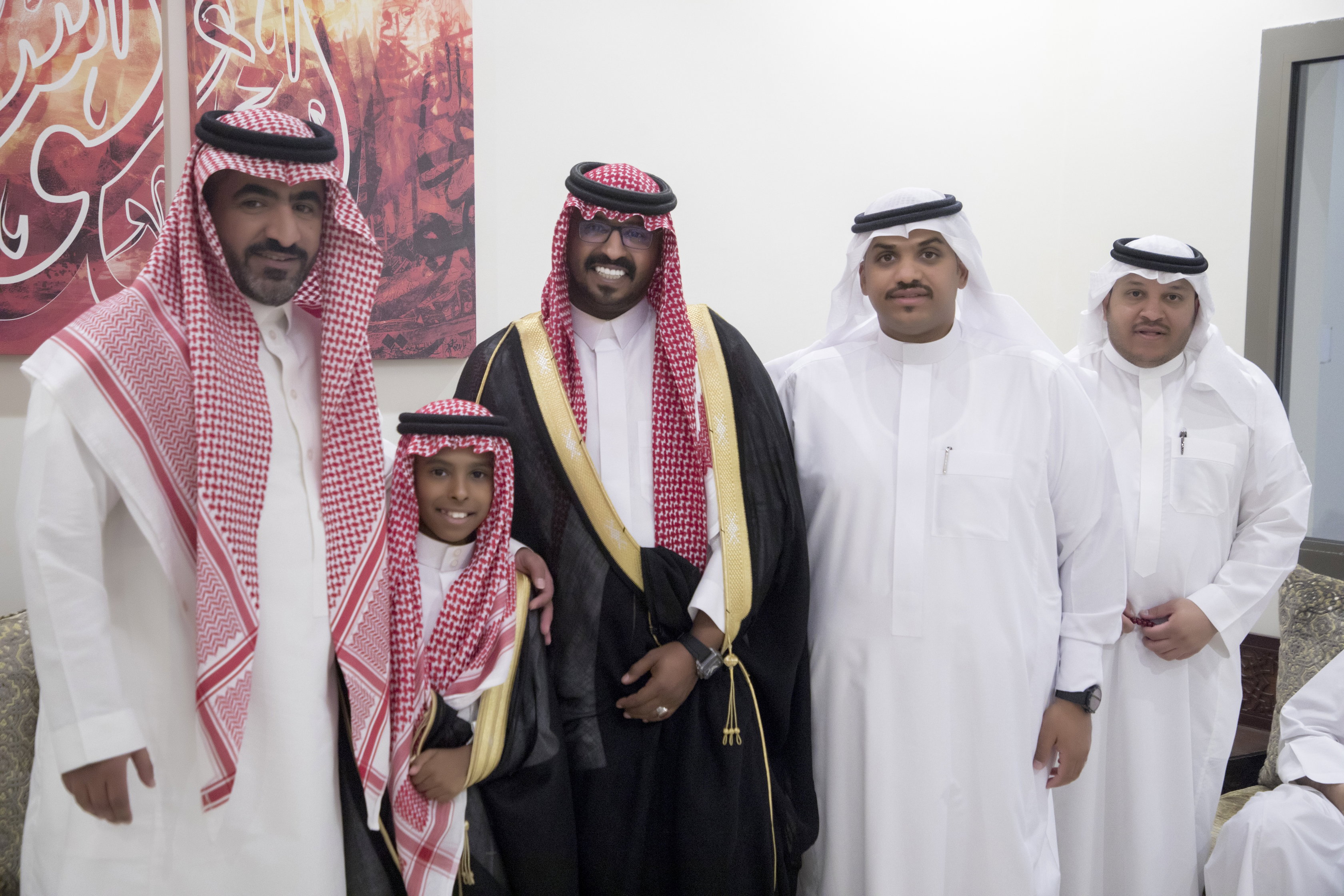 أصدقاء العريس عبدالسلام يحتلفون في زواجه 