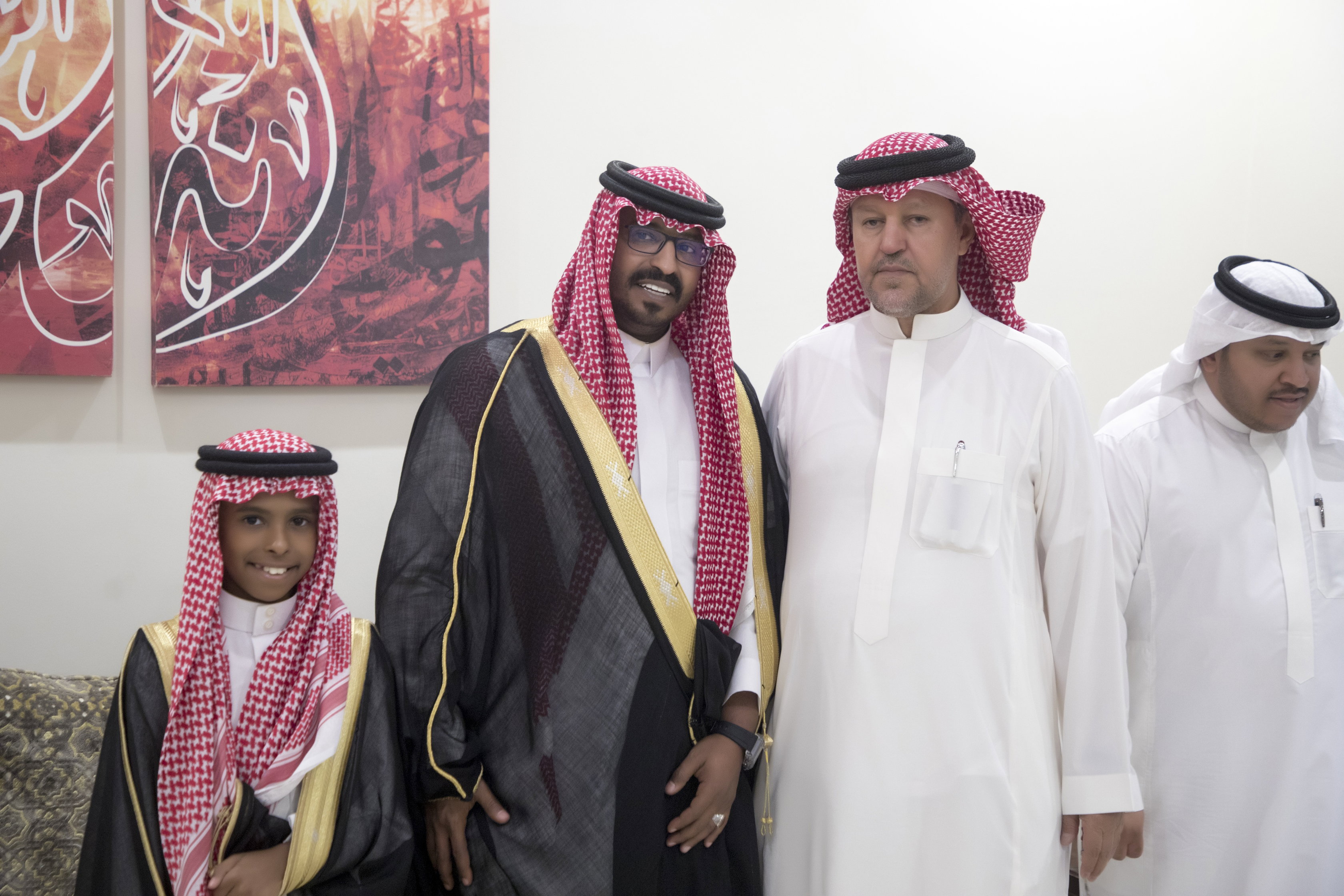 أصدقاء العريس عبدالسلام يحتلفون في زواجه 