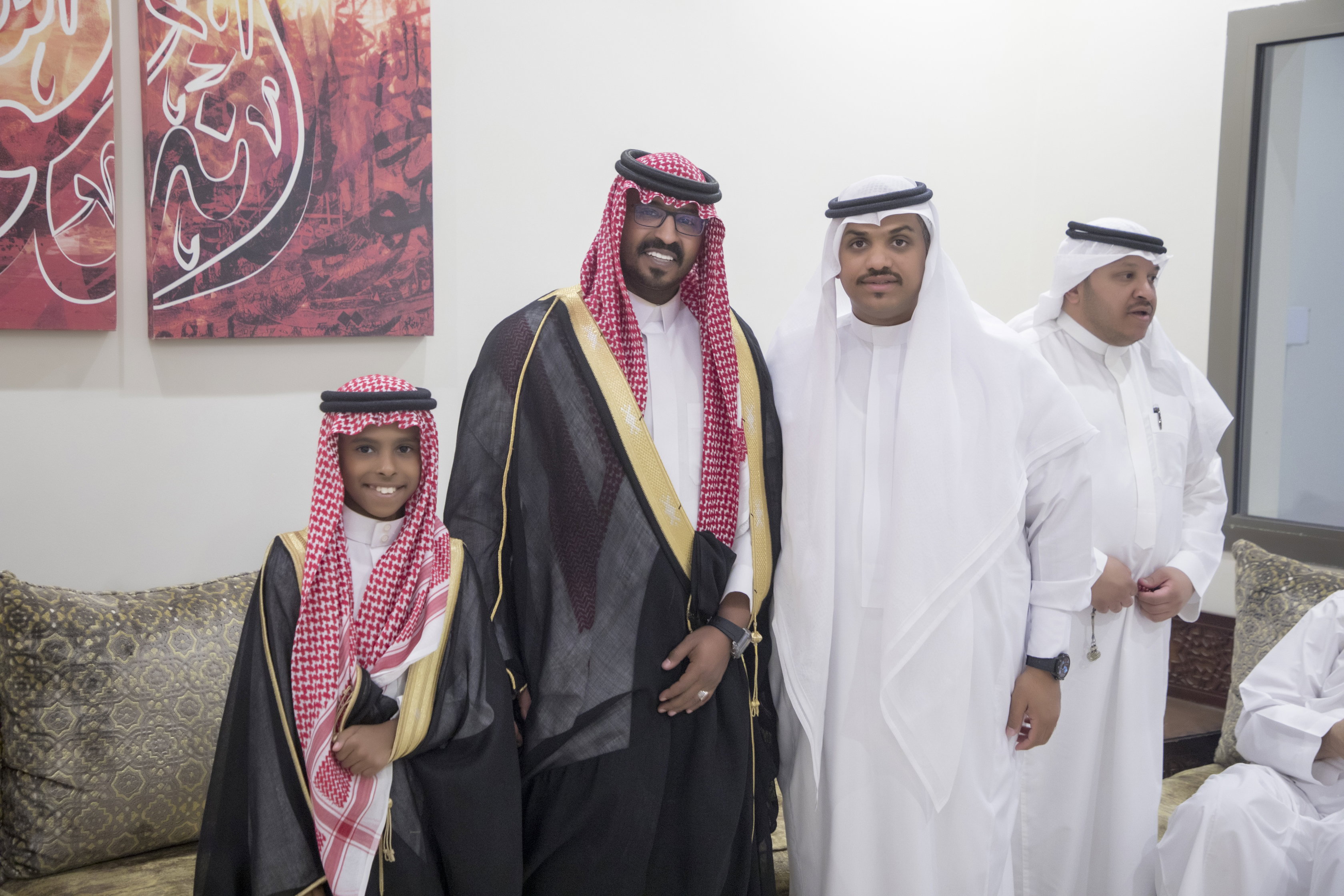 أصدقاء العريس عبدالسلام يحتلفون في زواجه 