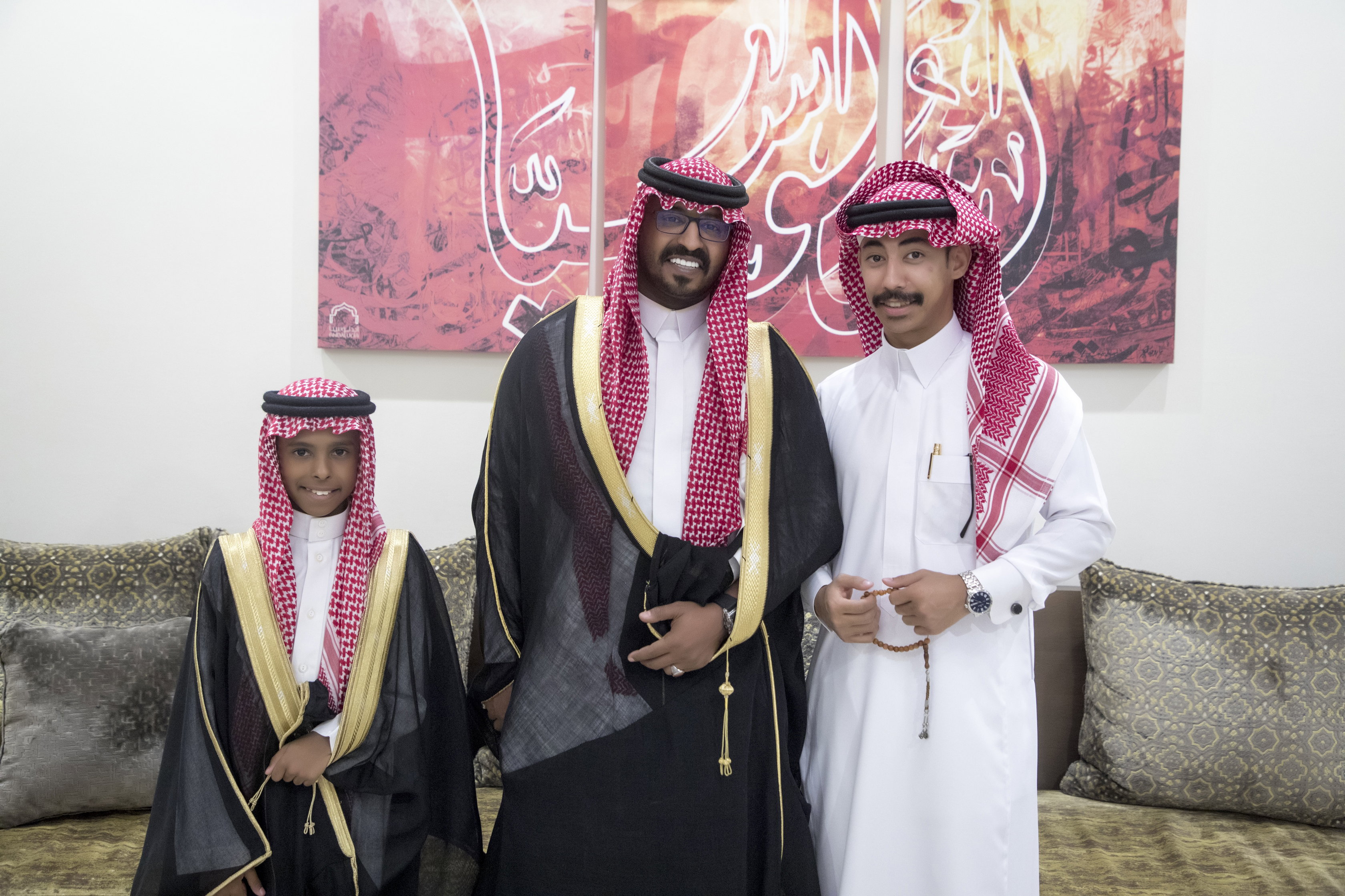 أصدقاء العريس عبدالسلام يحتلفون في زواجه 