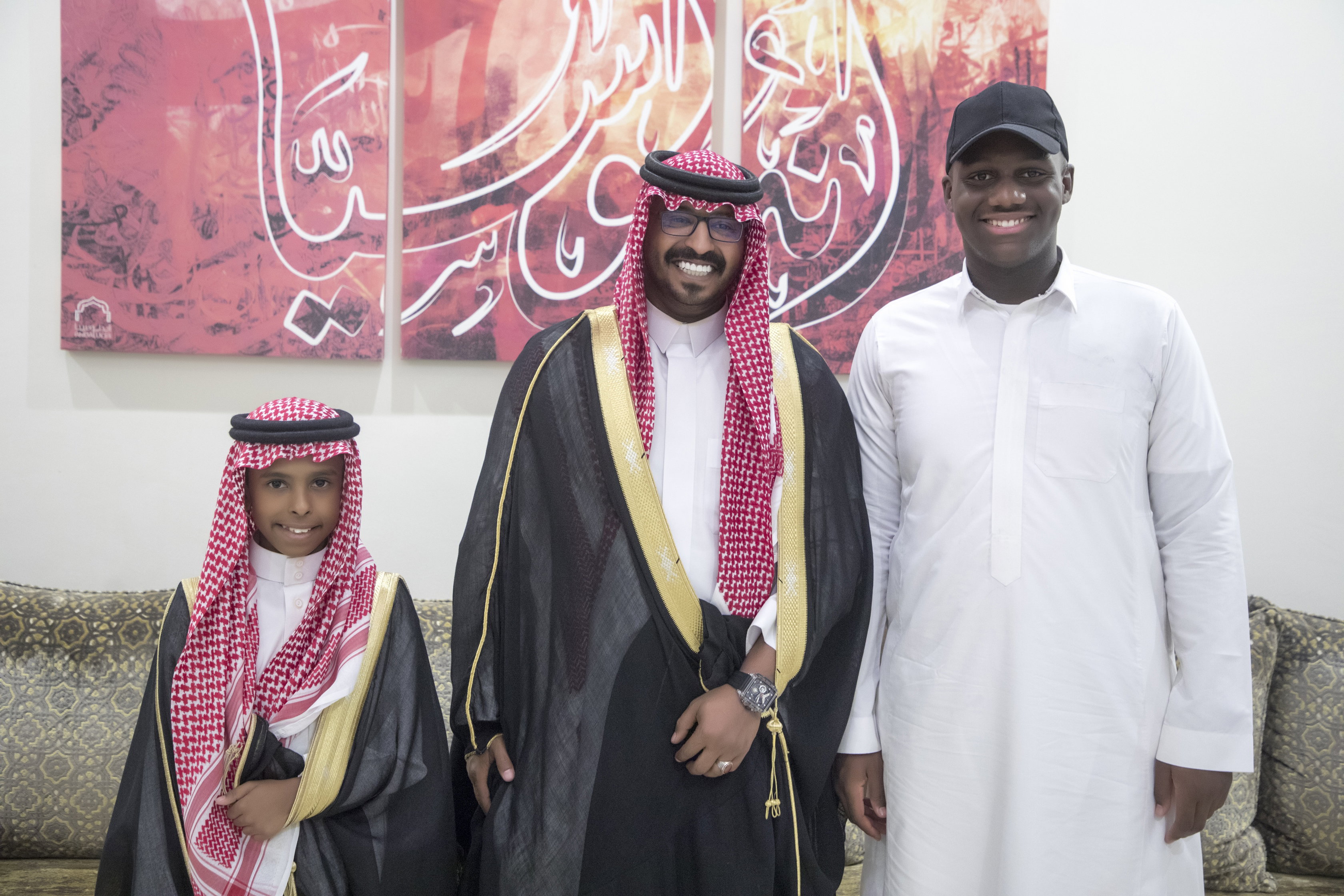 أصدقاء العريس عبدالسلام يحتلفون في زواجه 