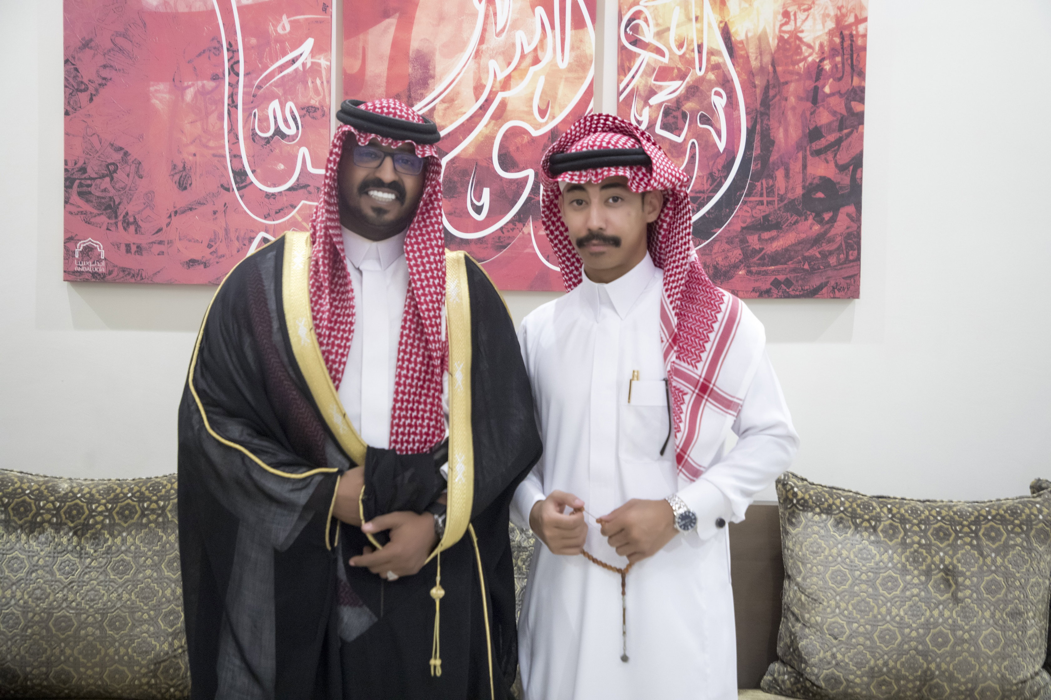 أصدقاء العريس عبدالسلام يحتلفون في زواجه 