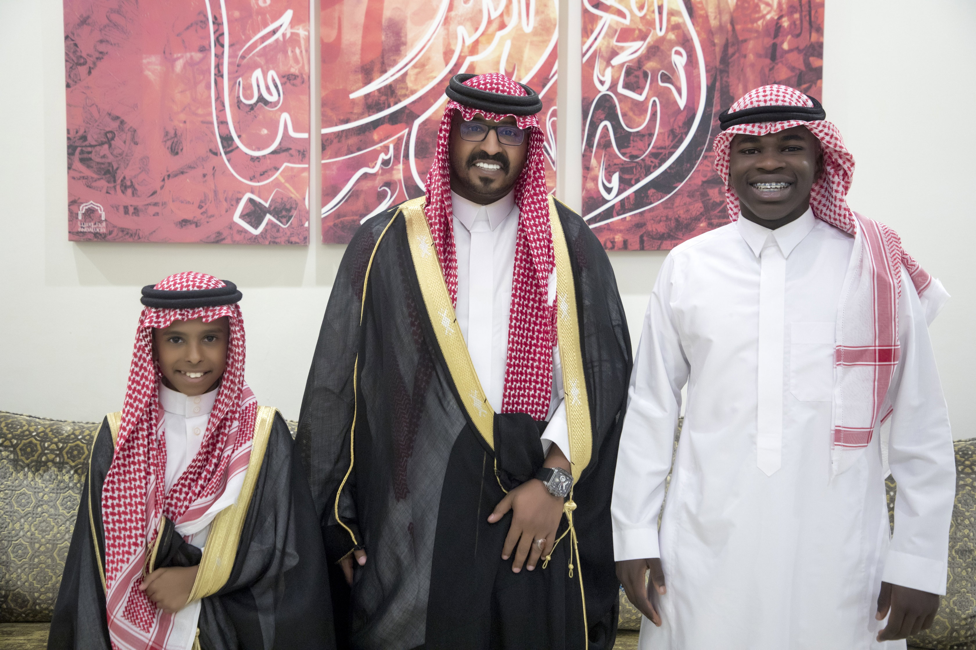 أصدقاء العريس عبدالسلام يحتلفون في زواجه 