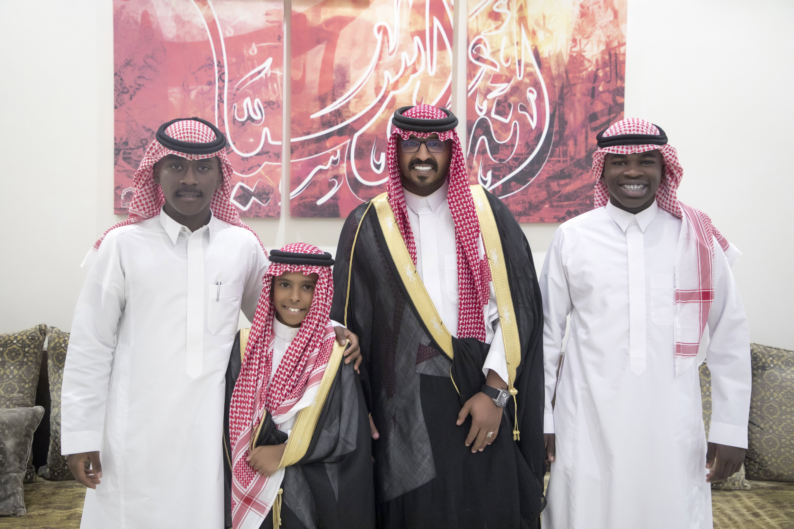 أصدقاء العريس عبدالسلام يحتلفون في زواجه 