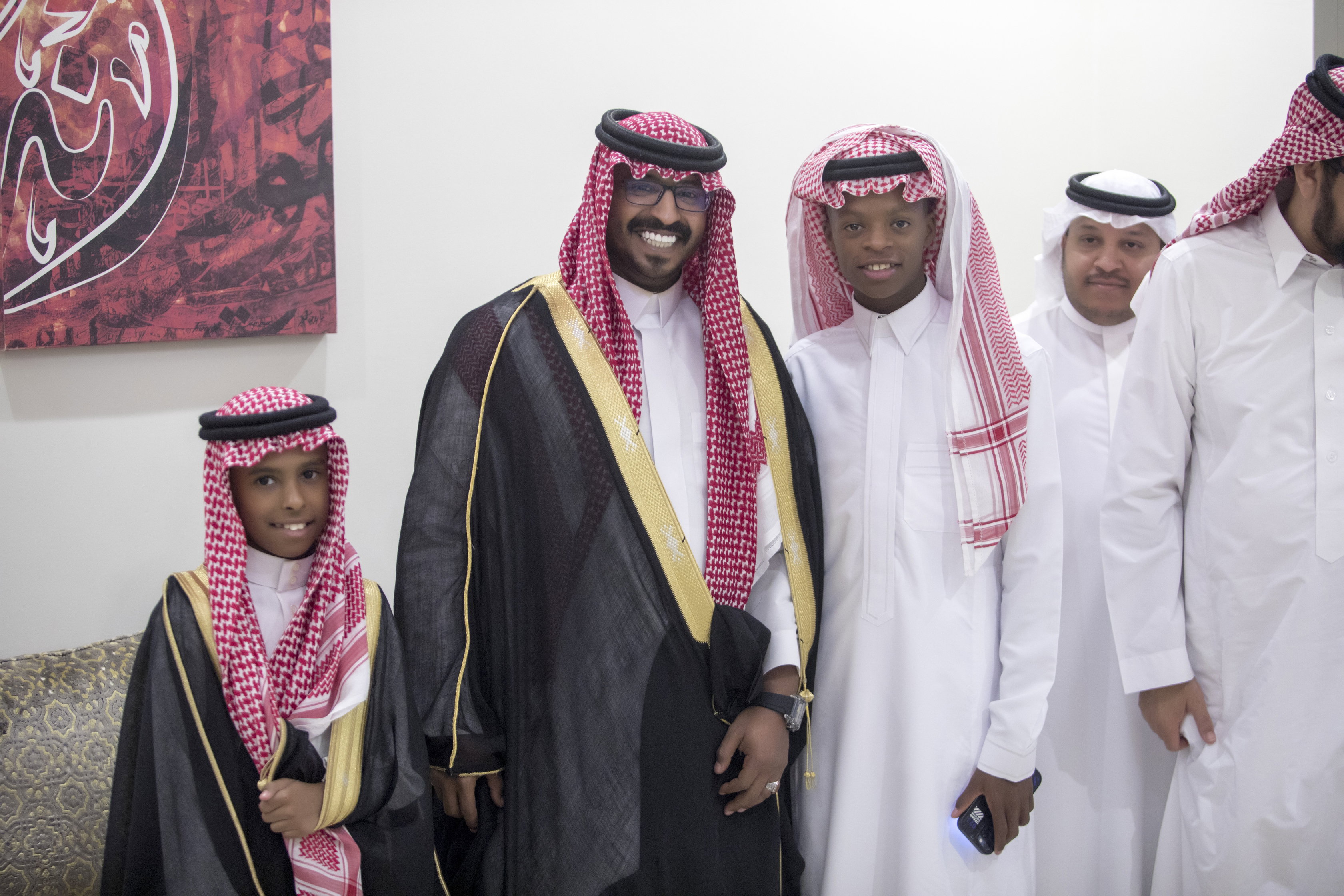 أصدقاء العريس عبدالسلام يحتلفون في زواجه 