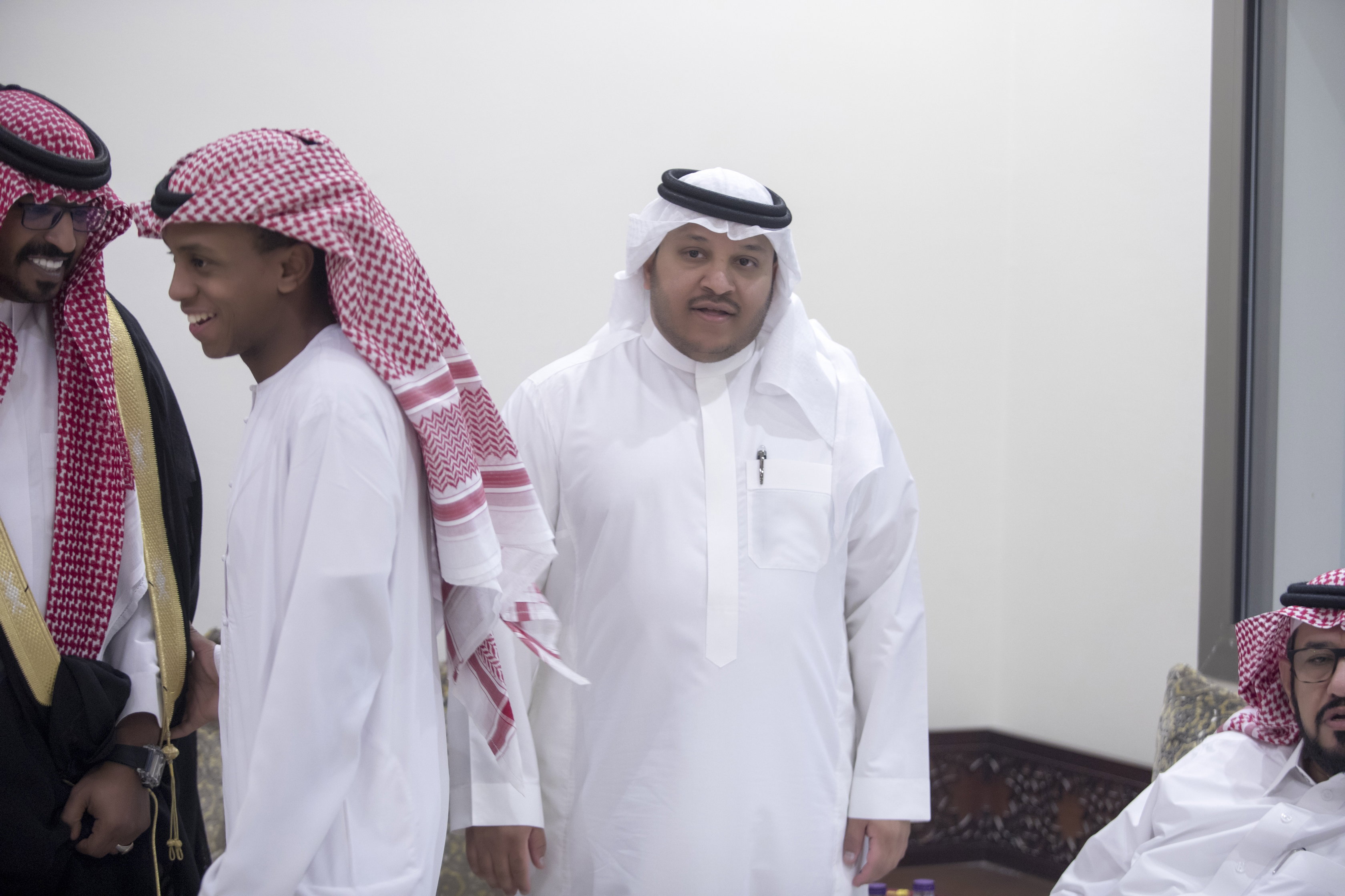 أصدقاء العريس عبدالسلام يحتلفون في زواجه 