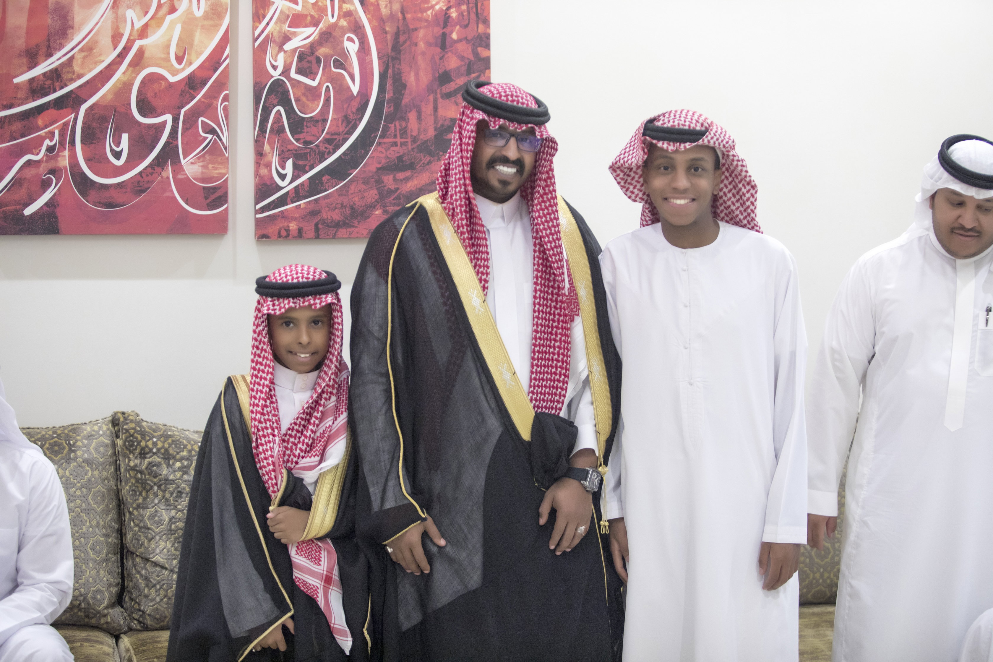 أصدقاء العريس عبدالسلام يحتلفون في زواجه 