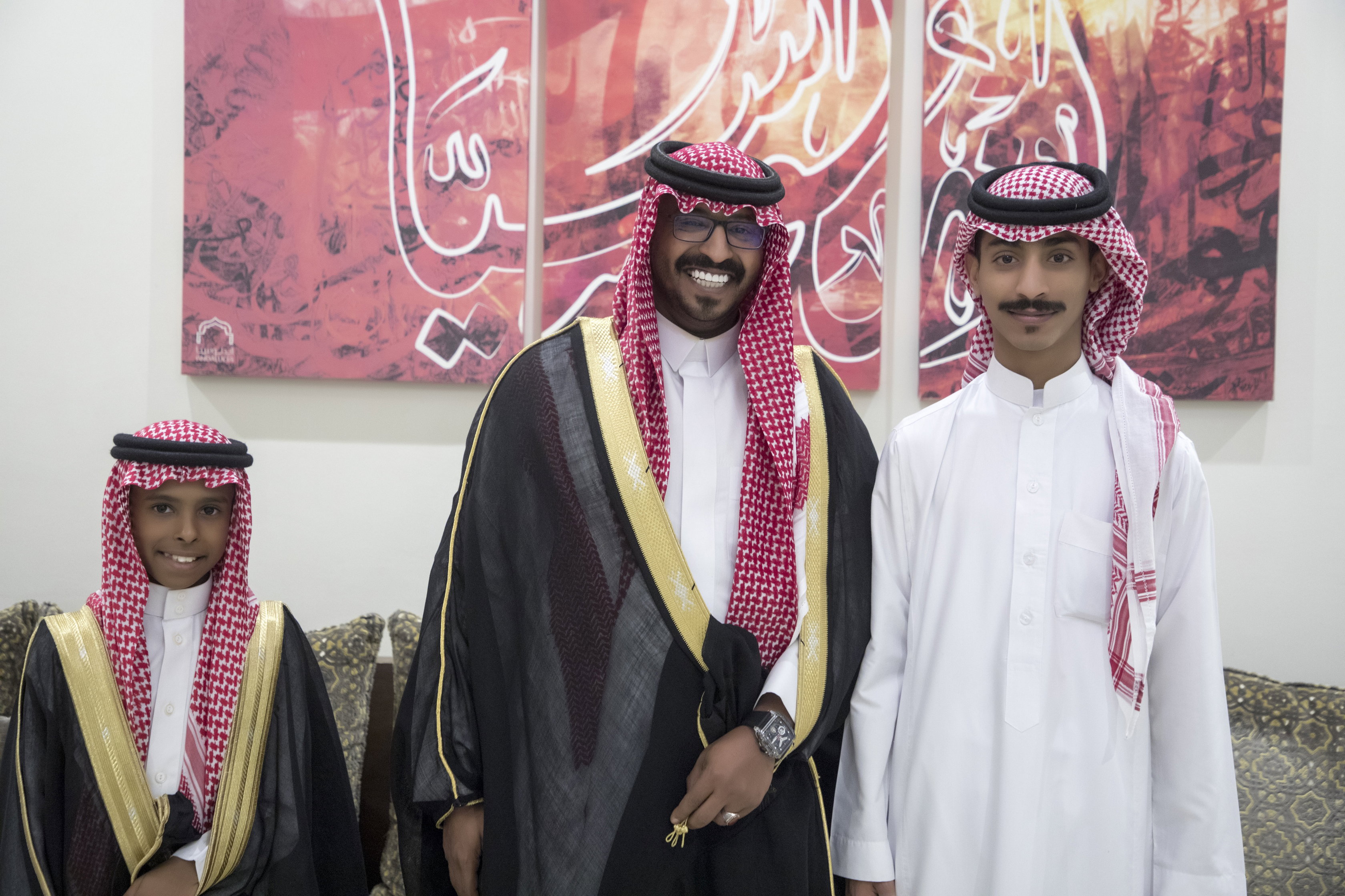 أصدقاء العريس عبدالسلام يحتلفون في زواجه 