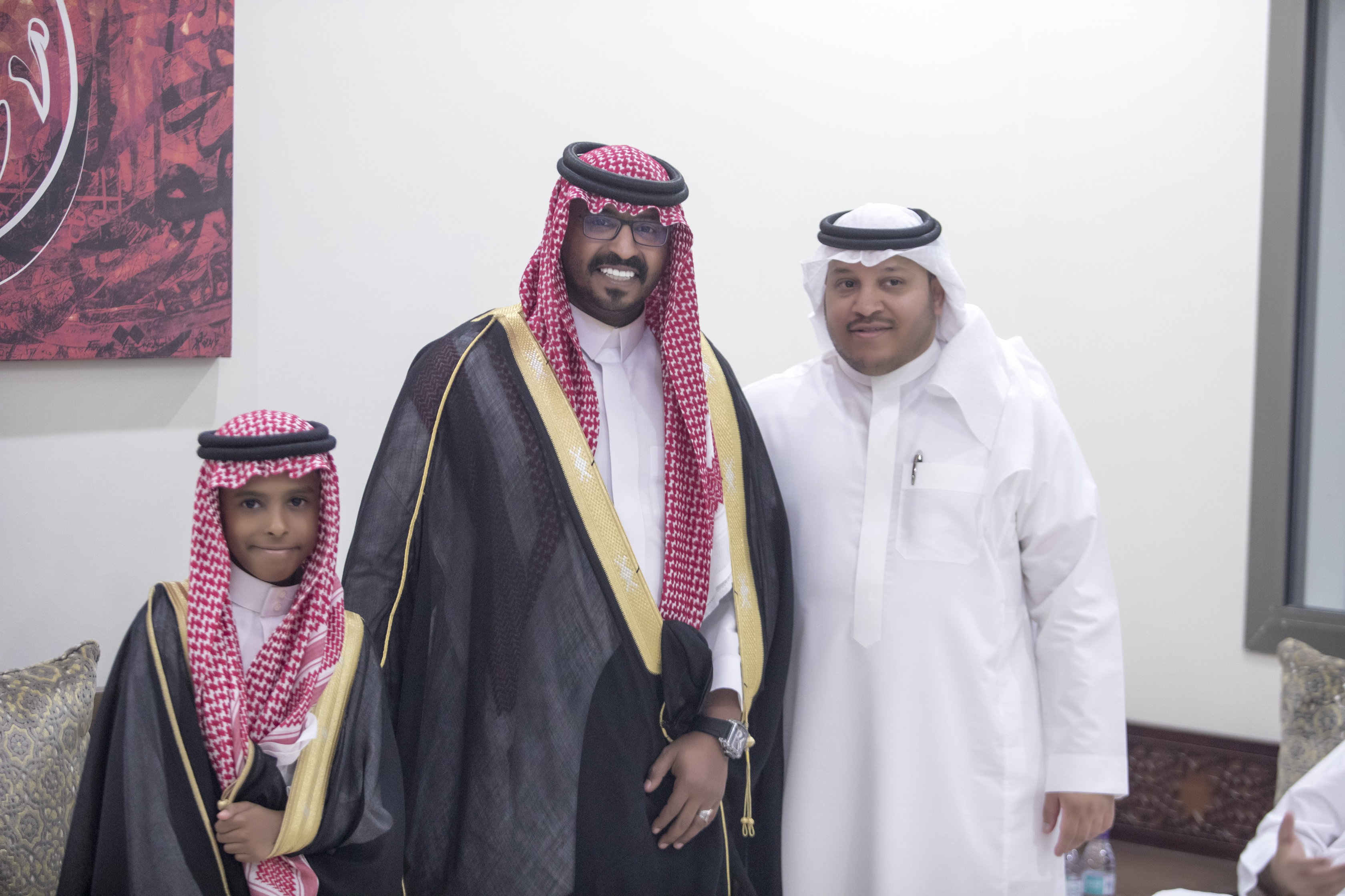 أصدقاء العريس عبدالسلام يحتلفون في زواجه 