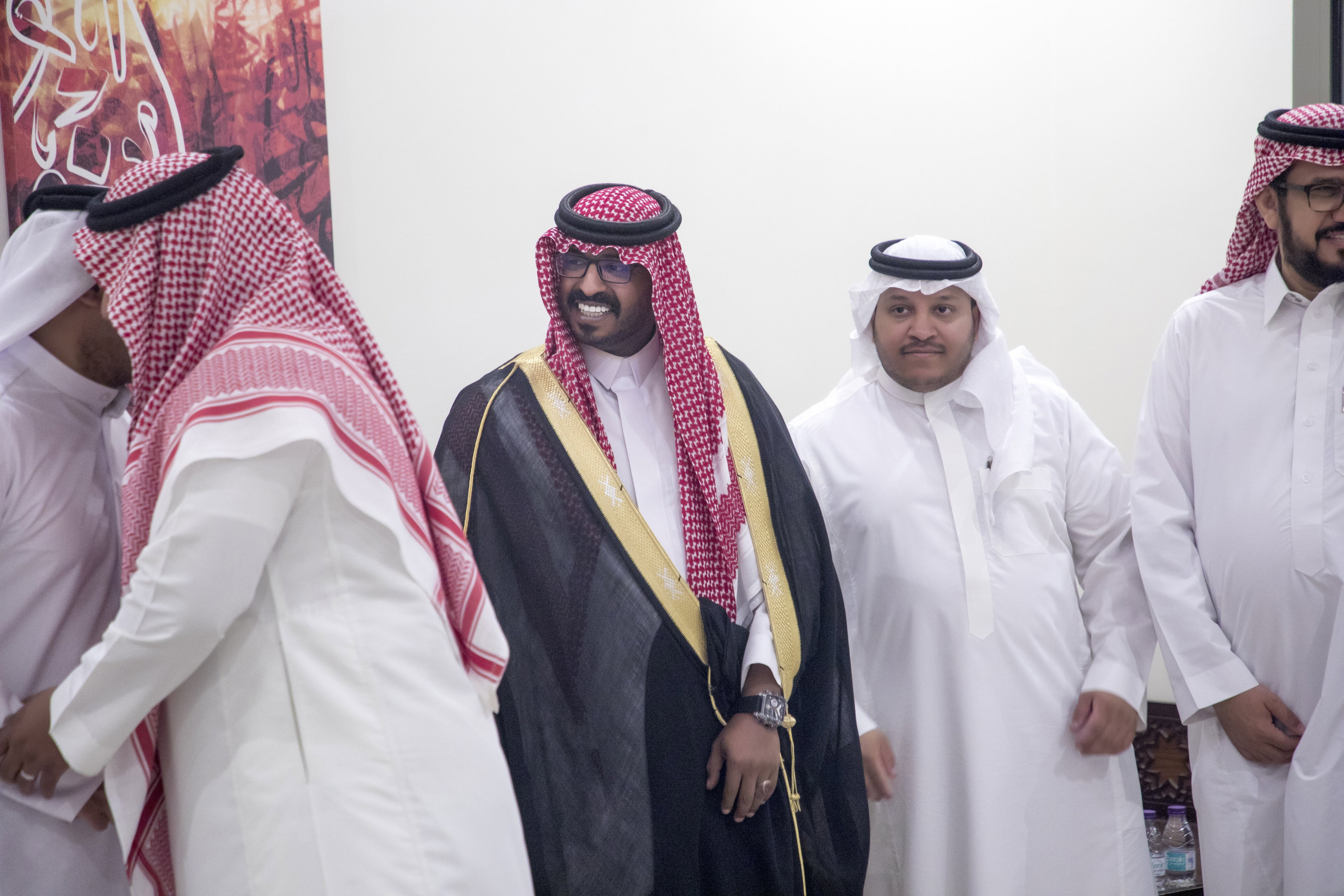 أصدقاء العريس عبدالسلام يحتلفون في زواجه 