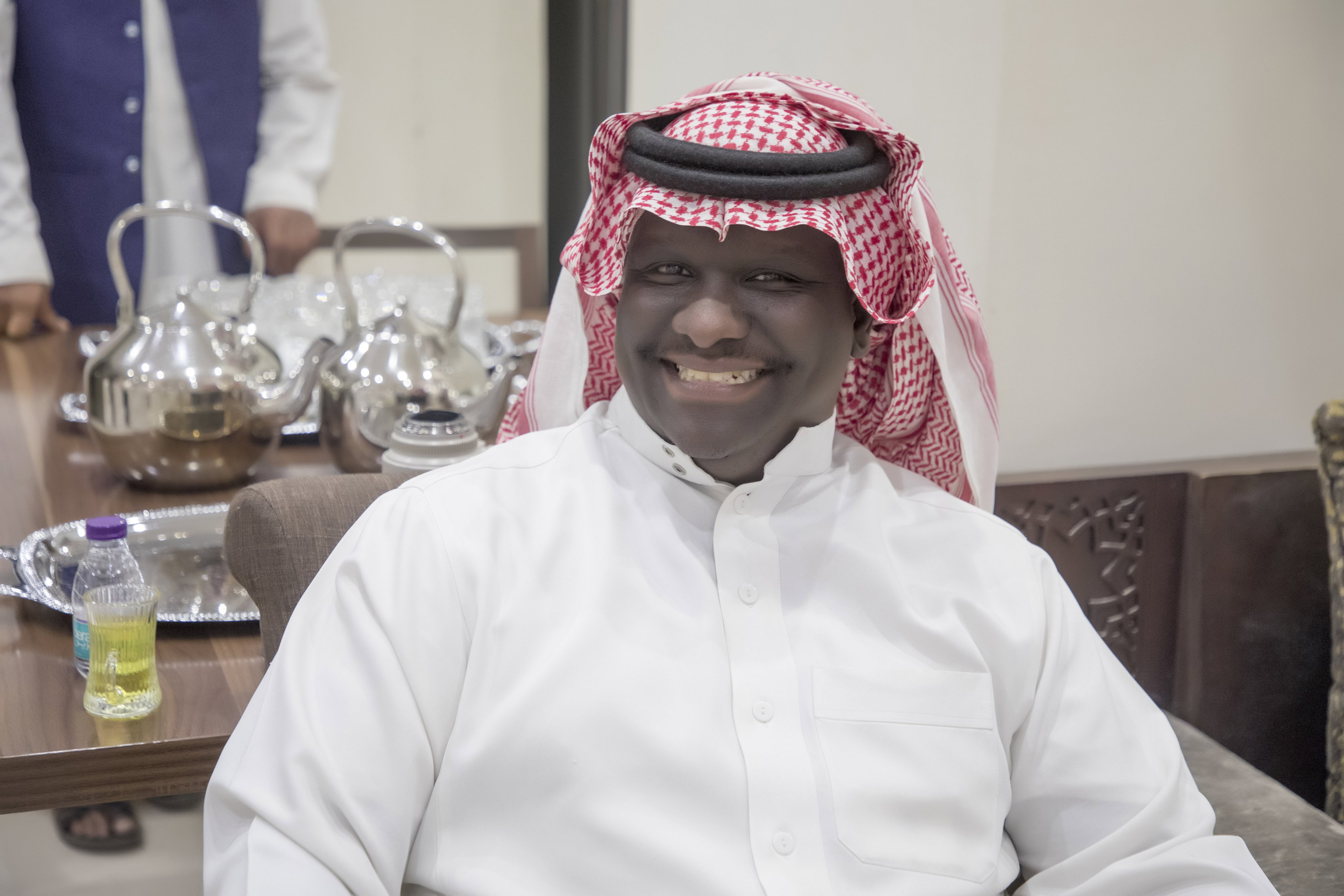 أصدقاء العريس عبدالسلام يحتلفون في زواجه 