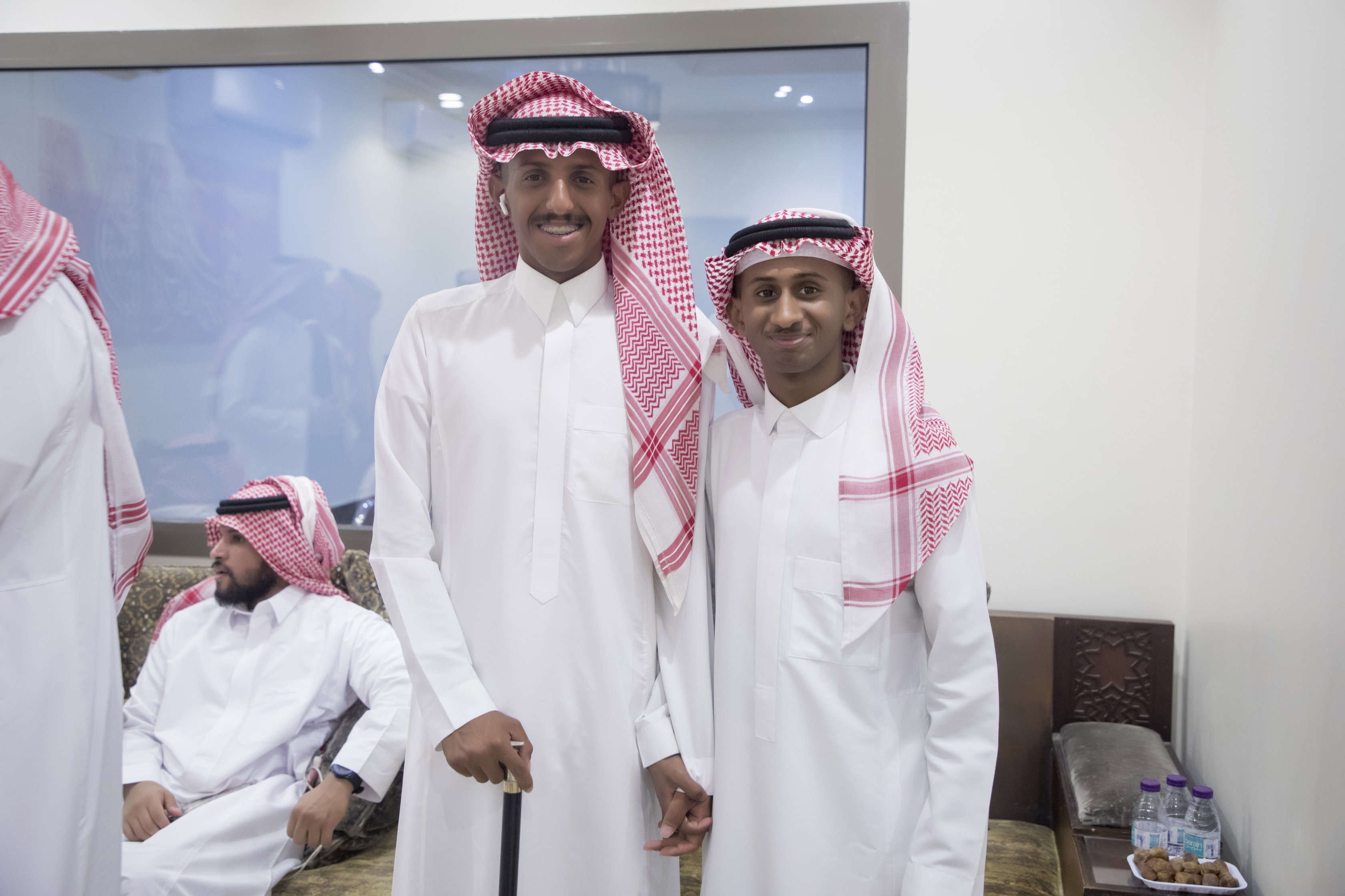 أصدقاء العريس عبدالسلام يحتلفون في زواجه 