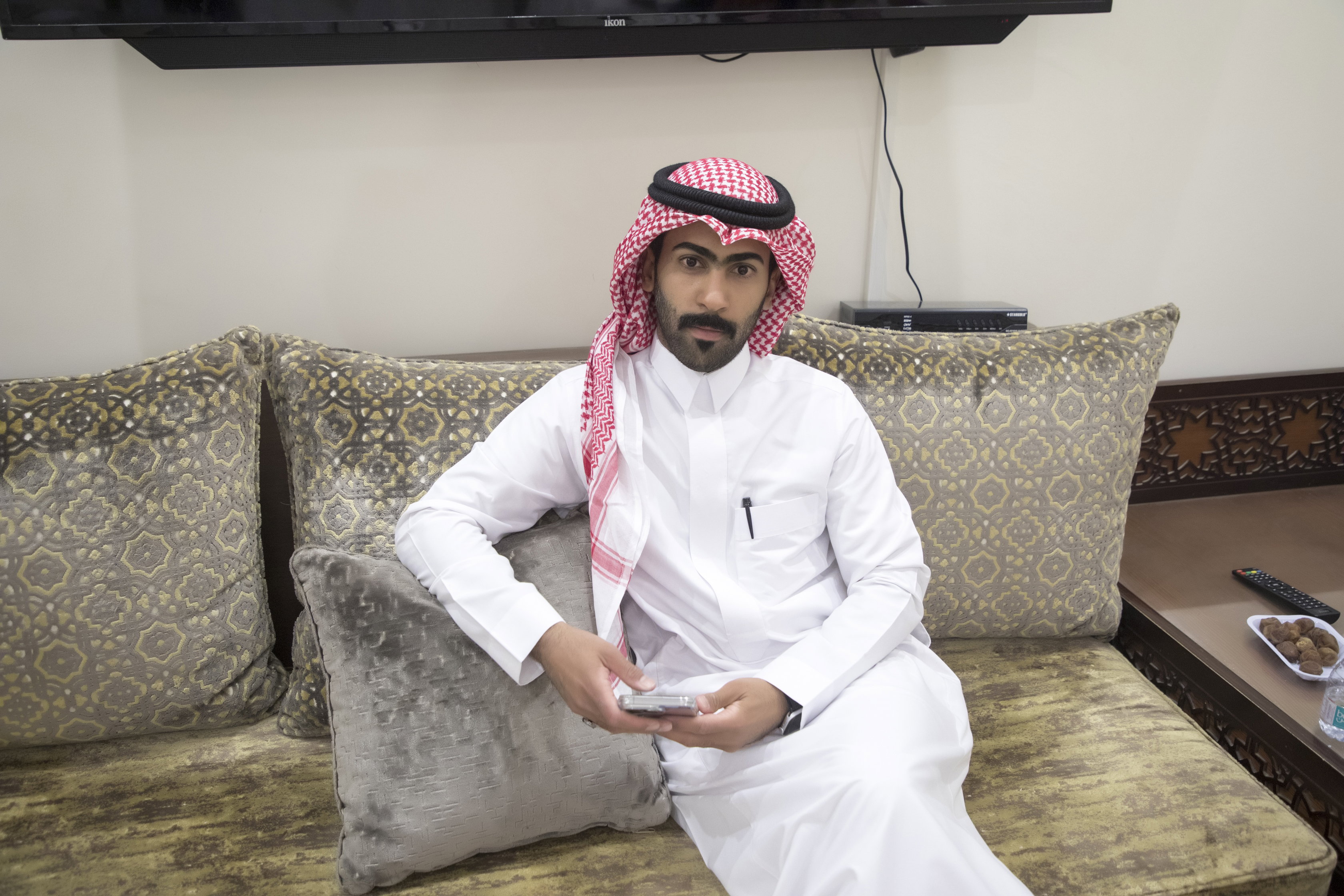 أصدقاء العريس عبدالسلام يحتلفون في زواجه 