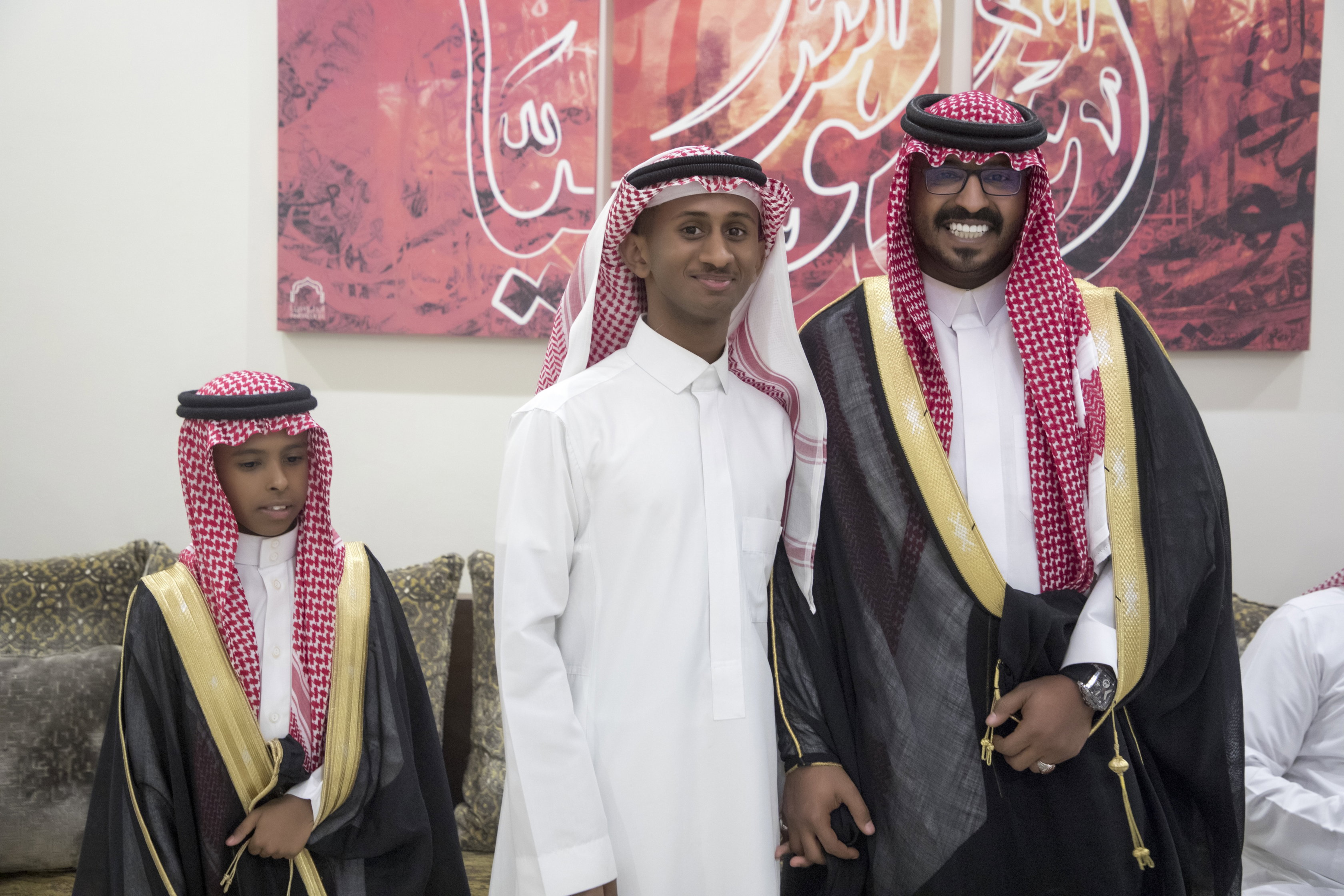 أصدقاء العريس عبدالسلام يحتلفون في زواجه 