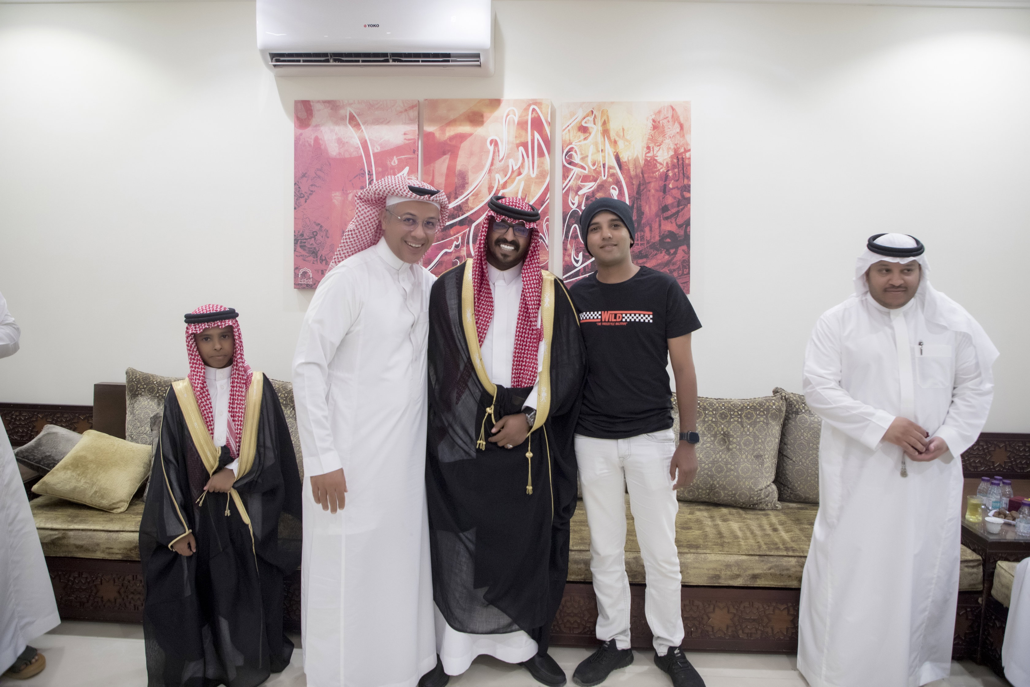 أصدقاء العريس عبدالسلام يحتلفون في زواجه 