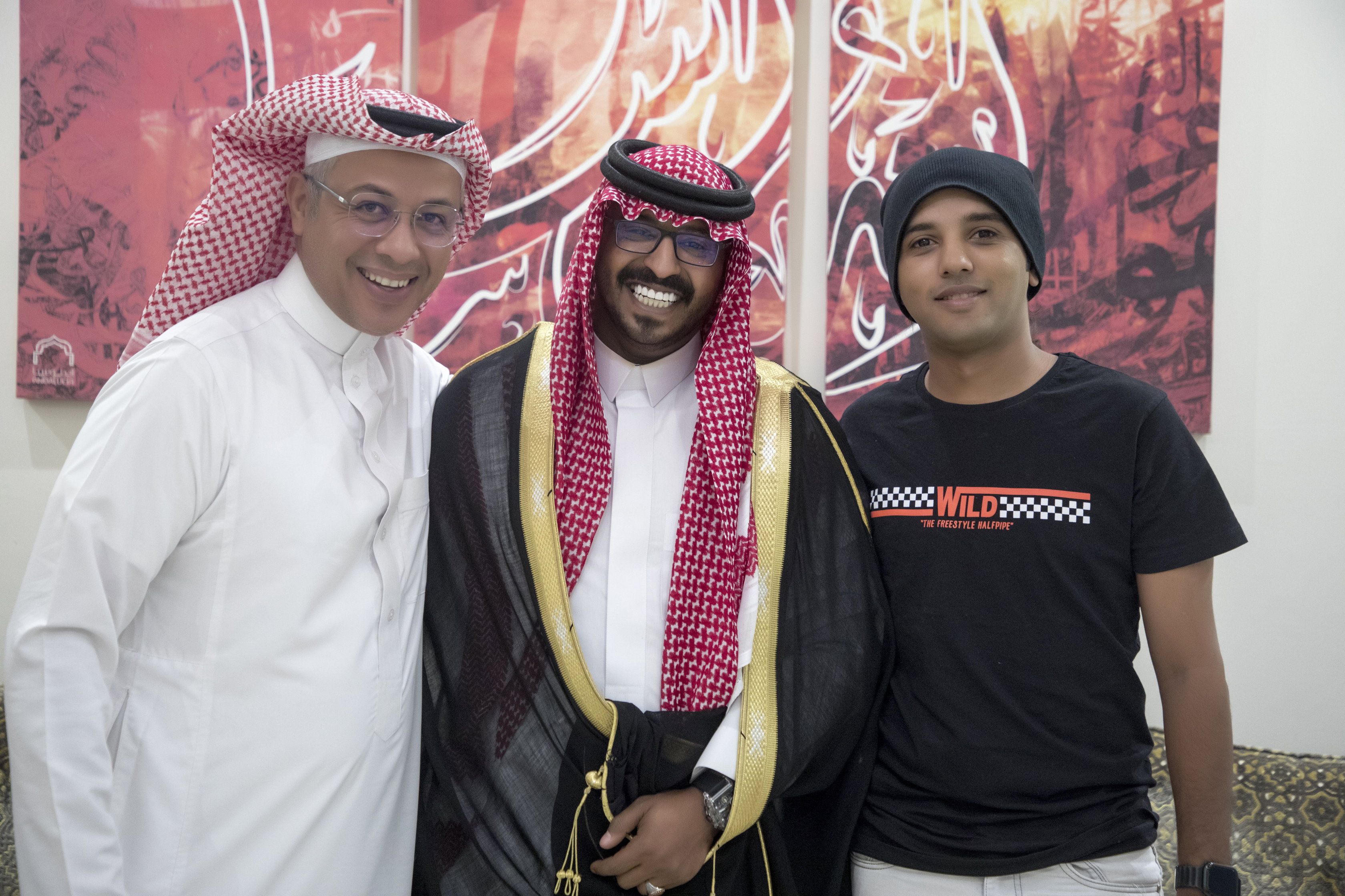 أصدقاء العريس عبدالسلام يحتلفون في زواجه 