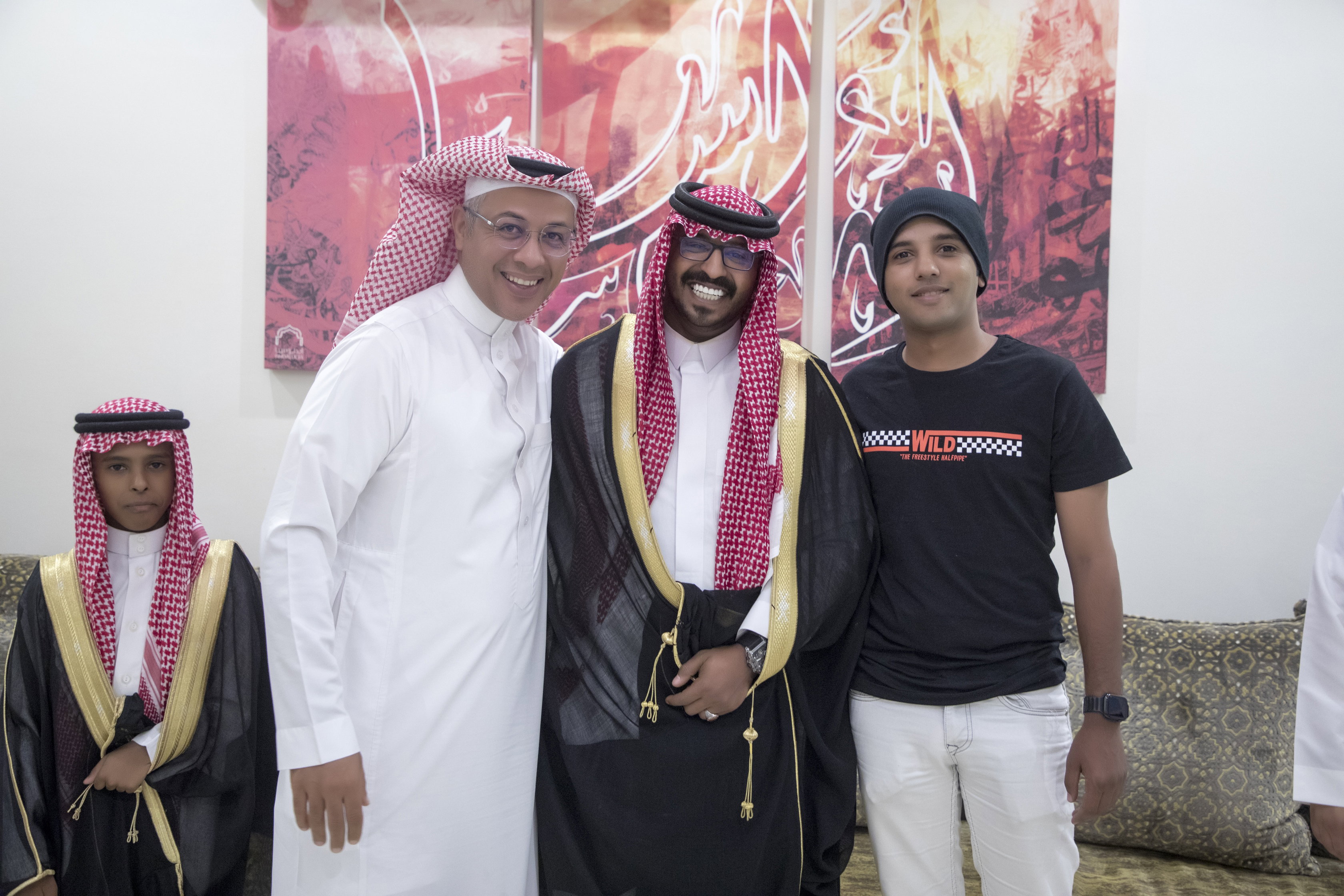 أصدقاء العريس عبدالسلام يحتلفون في زواجه 