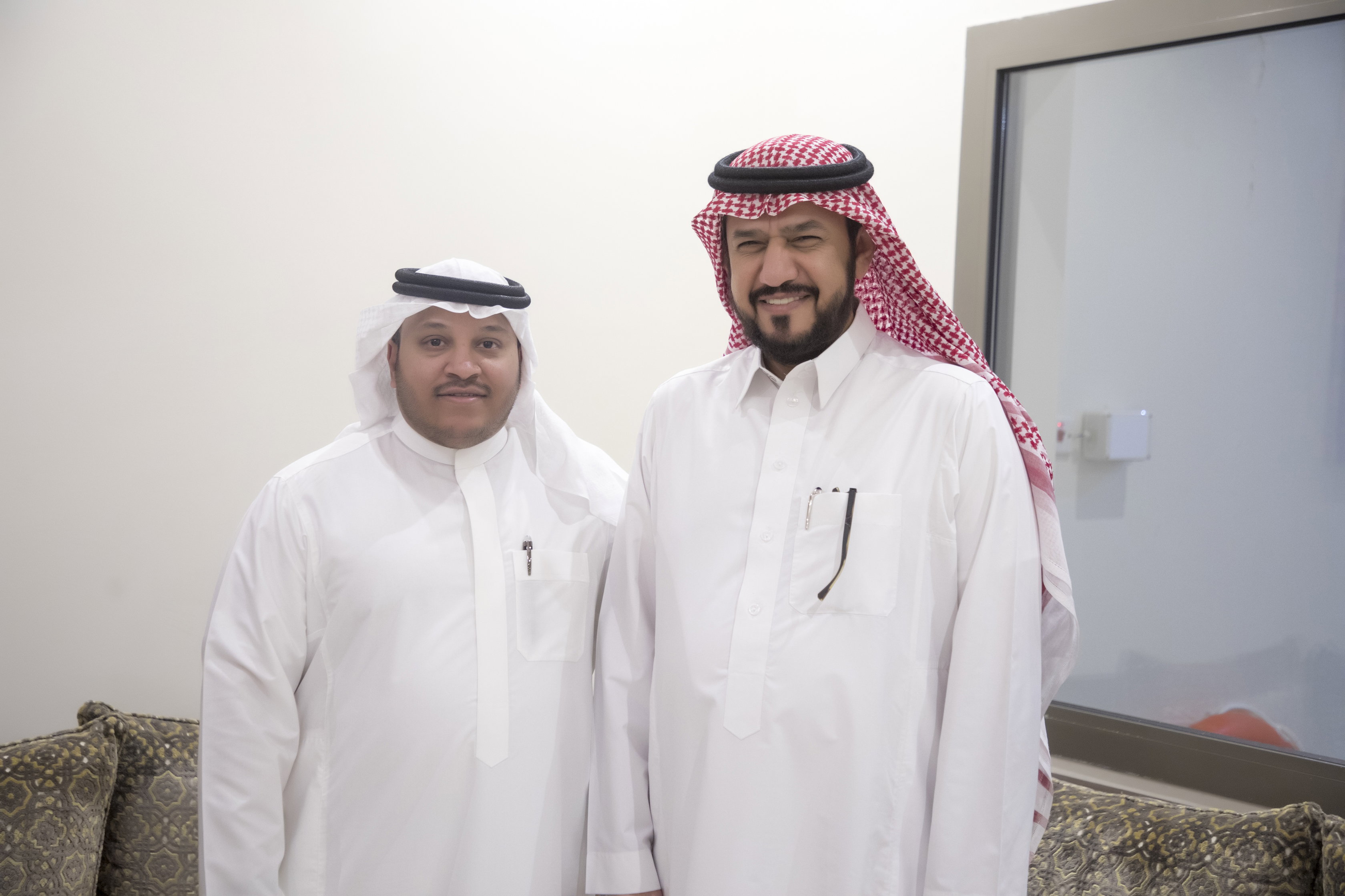 أصدقاء العريس عبدالسلام يحتلفون في زواجه 