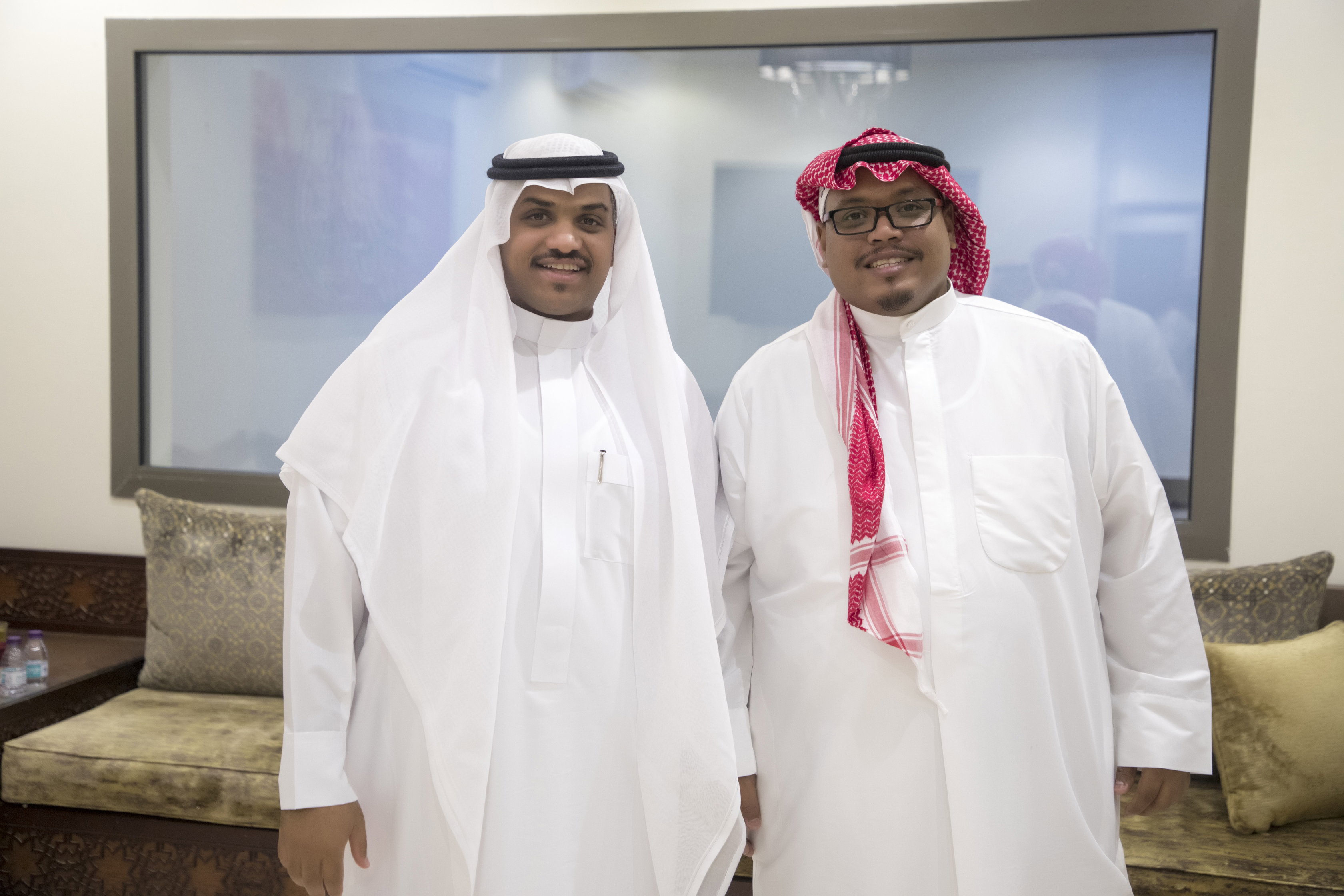 أصدقاء العريس عبدالسلام يحتلفون في زواجه 