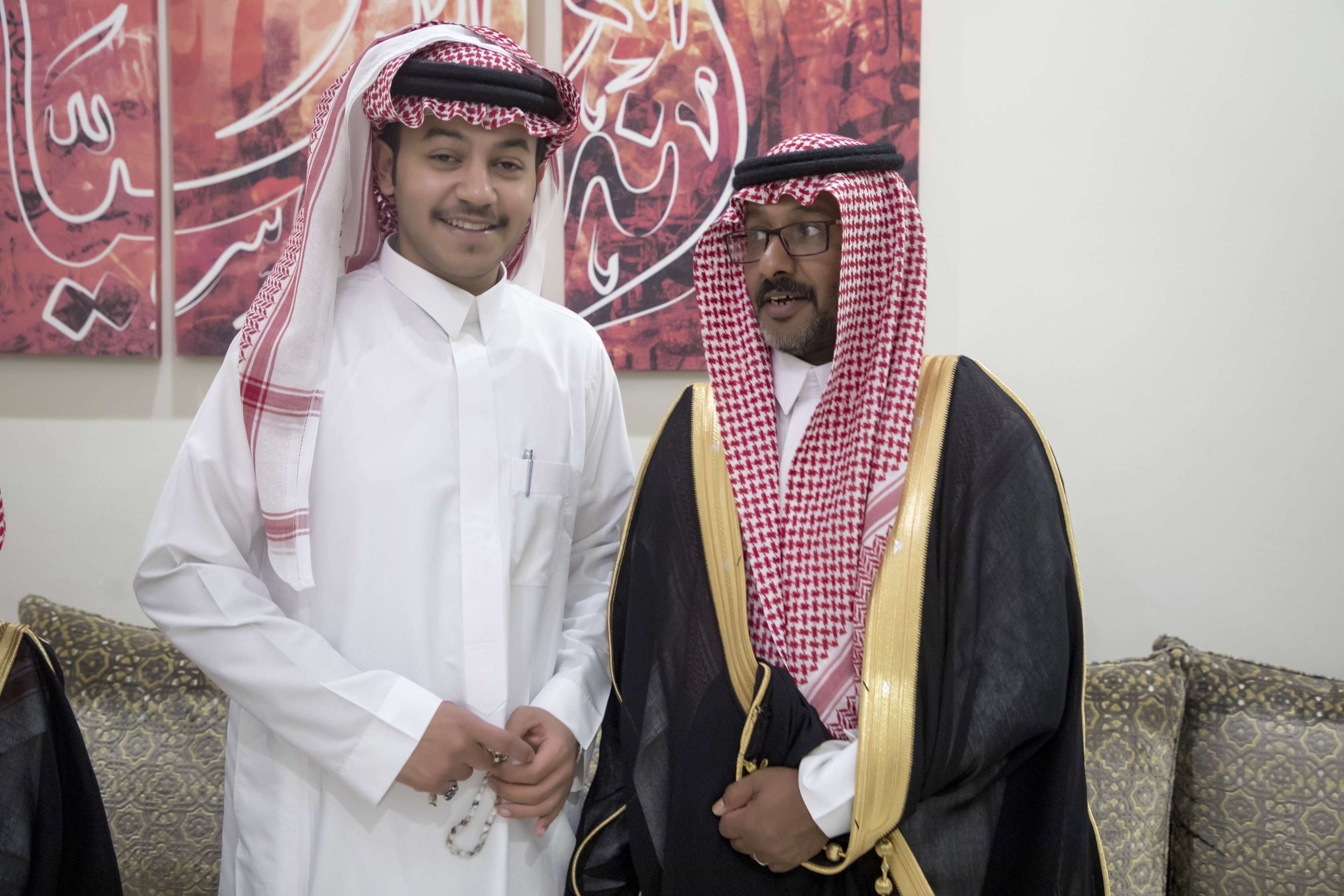 أصدقاء العريس عبدالسلام يحتلفون في زواجه 