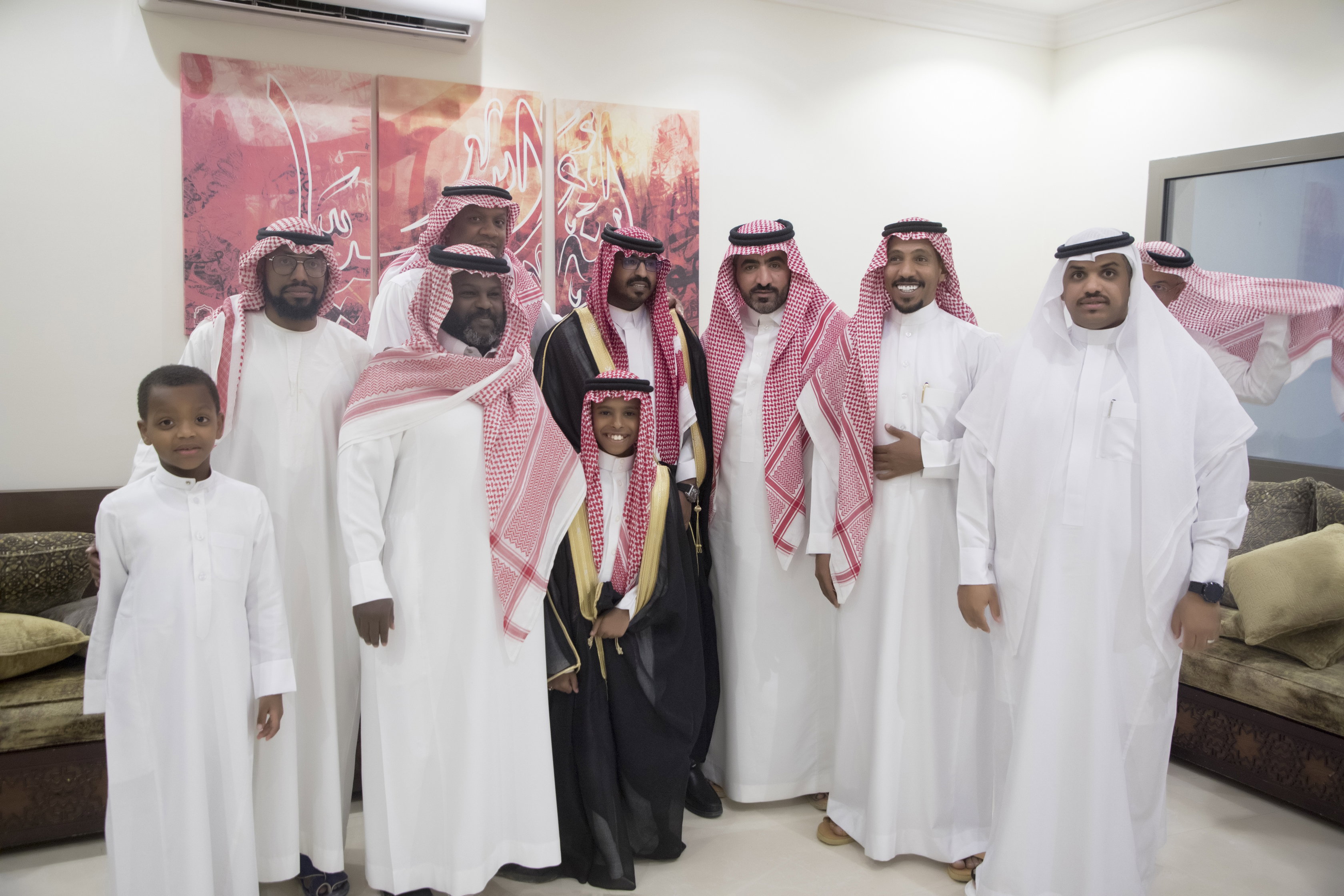 أصدقاء العريس عبدالسلام يحتلفون في زواجه 