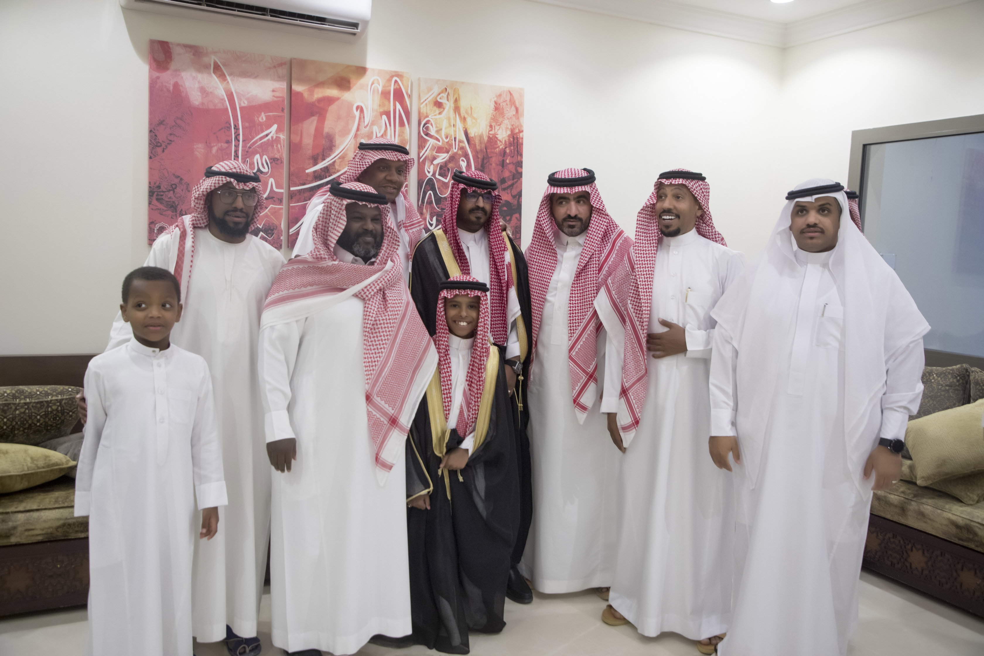 أصدقاء العريس عبدالسلام يحتلفون في زواجه 