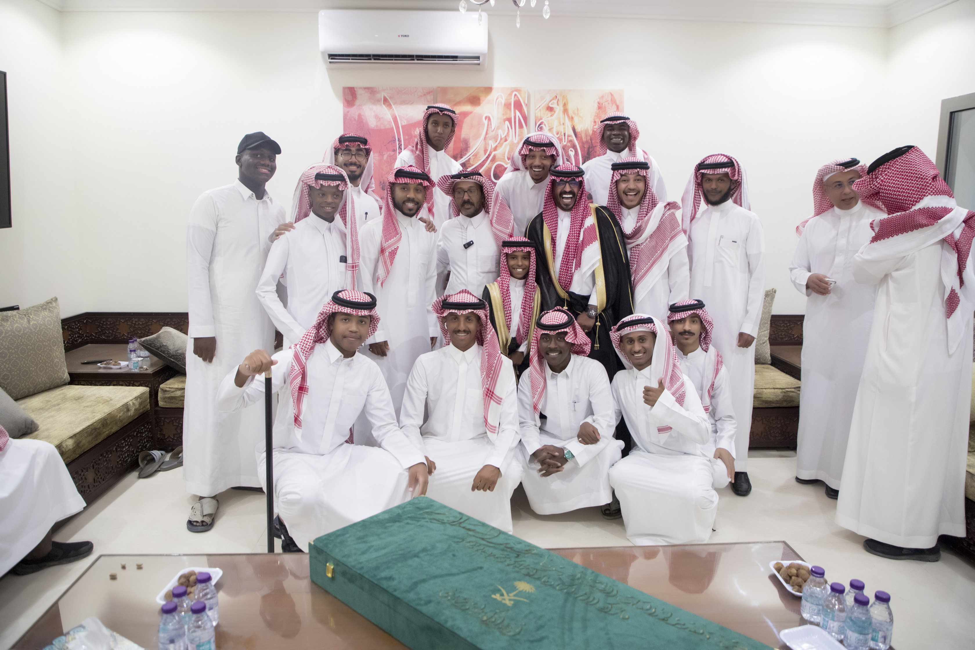 أصدقاء العريس عبدالسلام يحتلفون في زواجه 