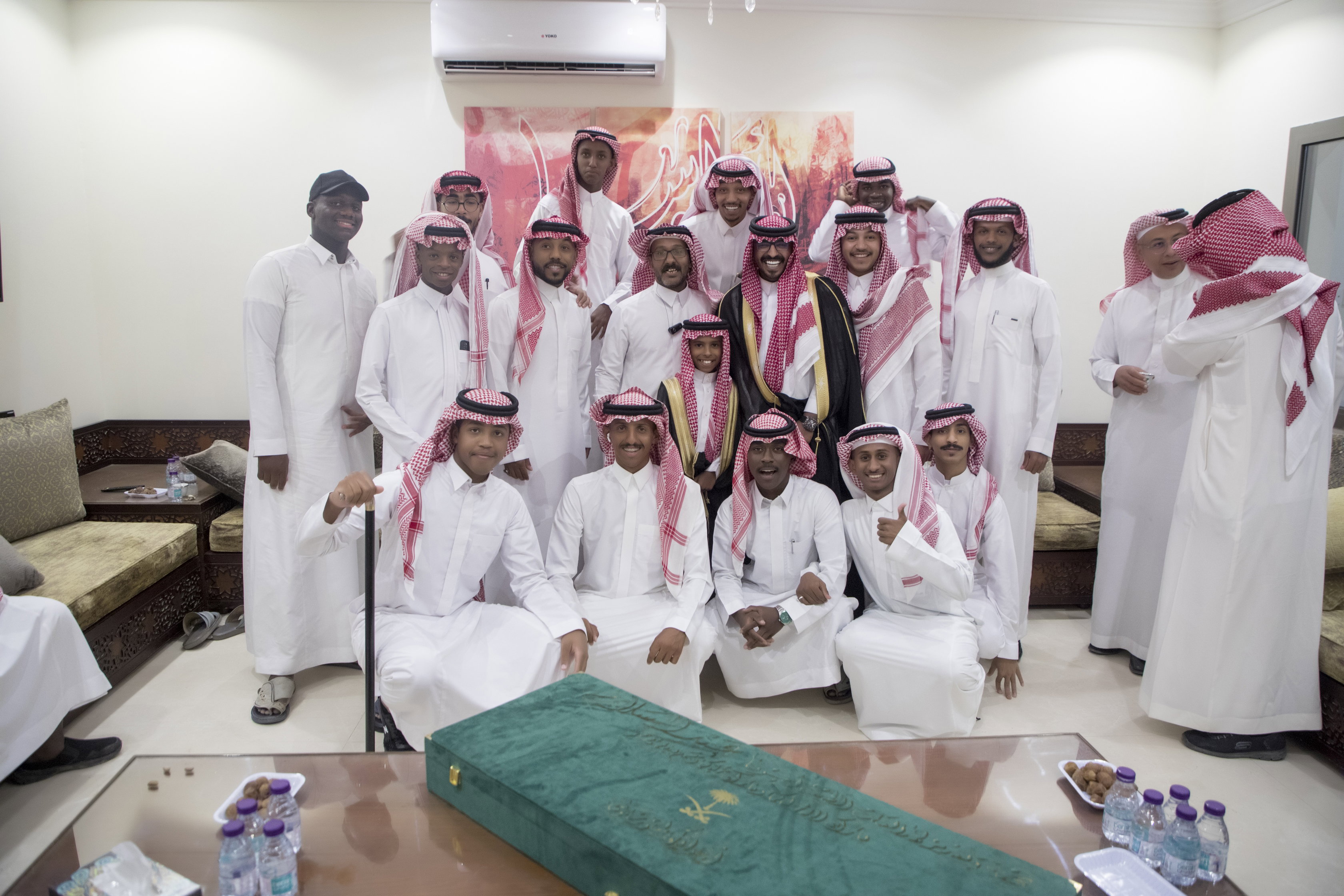 أصدقاء العريس عبدالسلام يحتلفون في زواجه 