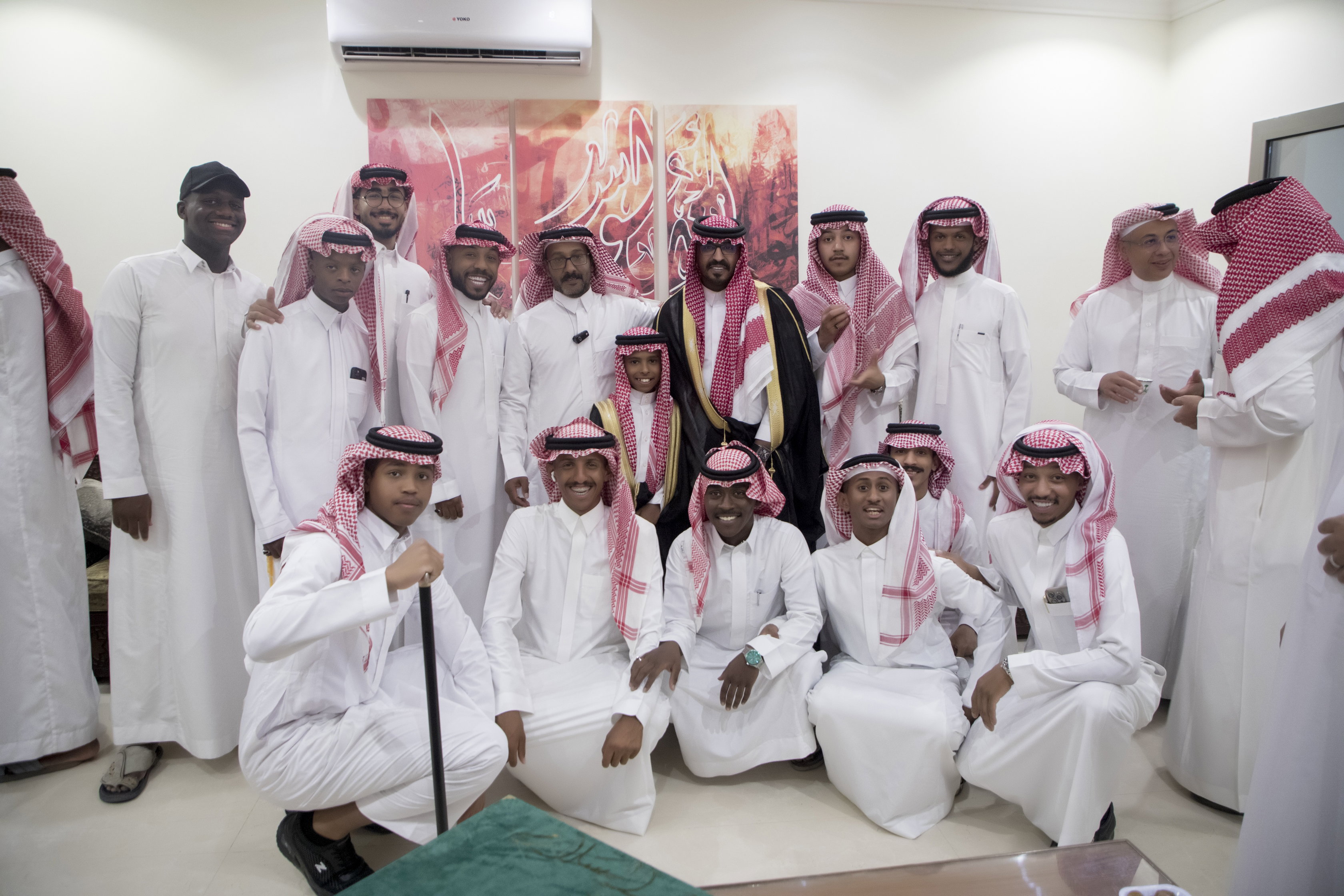 أصدقاء العريس عبدالسلام يحتلفون في زواجه 