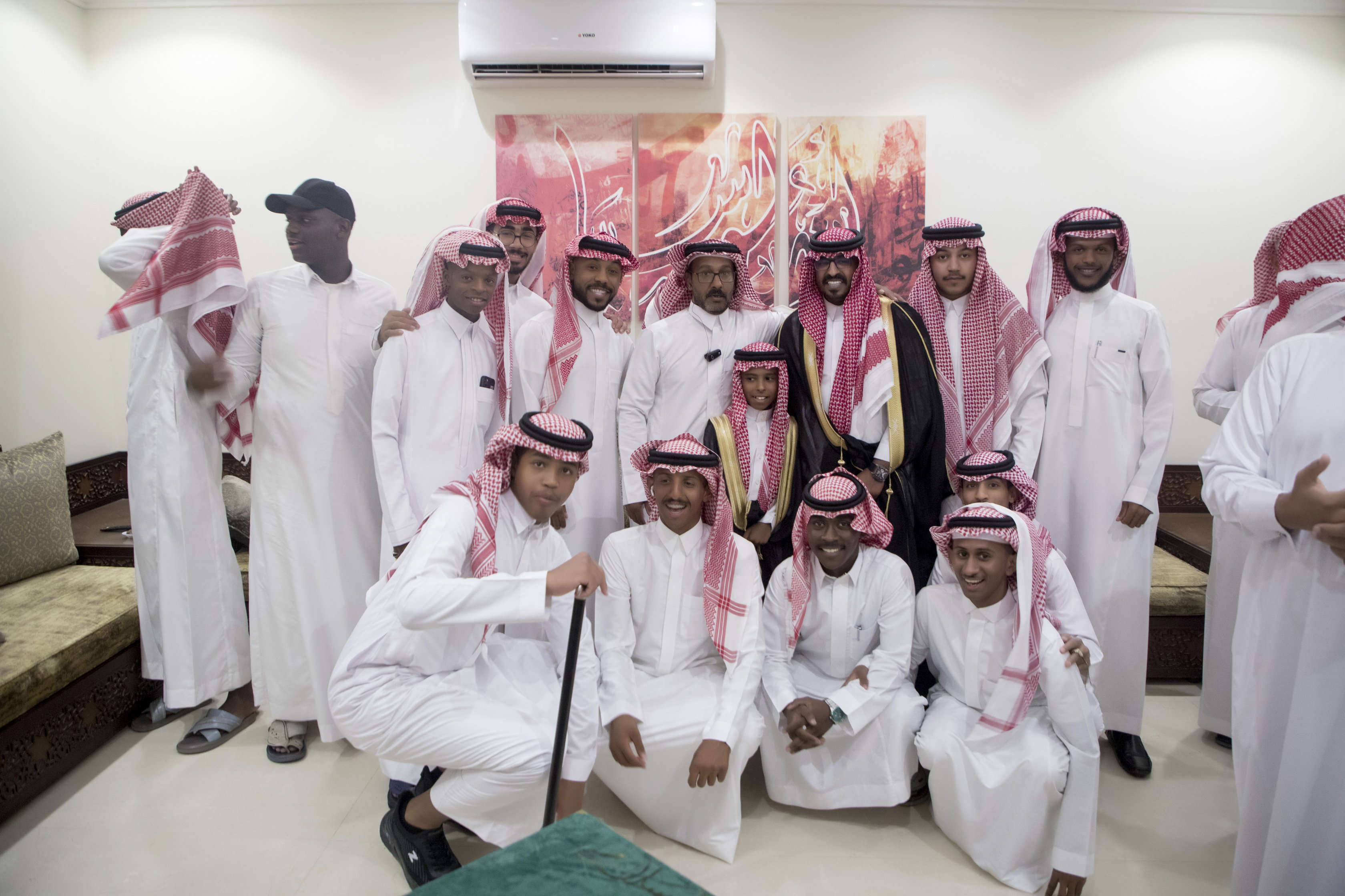 أصدقاء العريس عبدالسلام يحتلفون في زواجه 