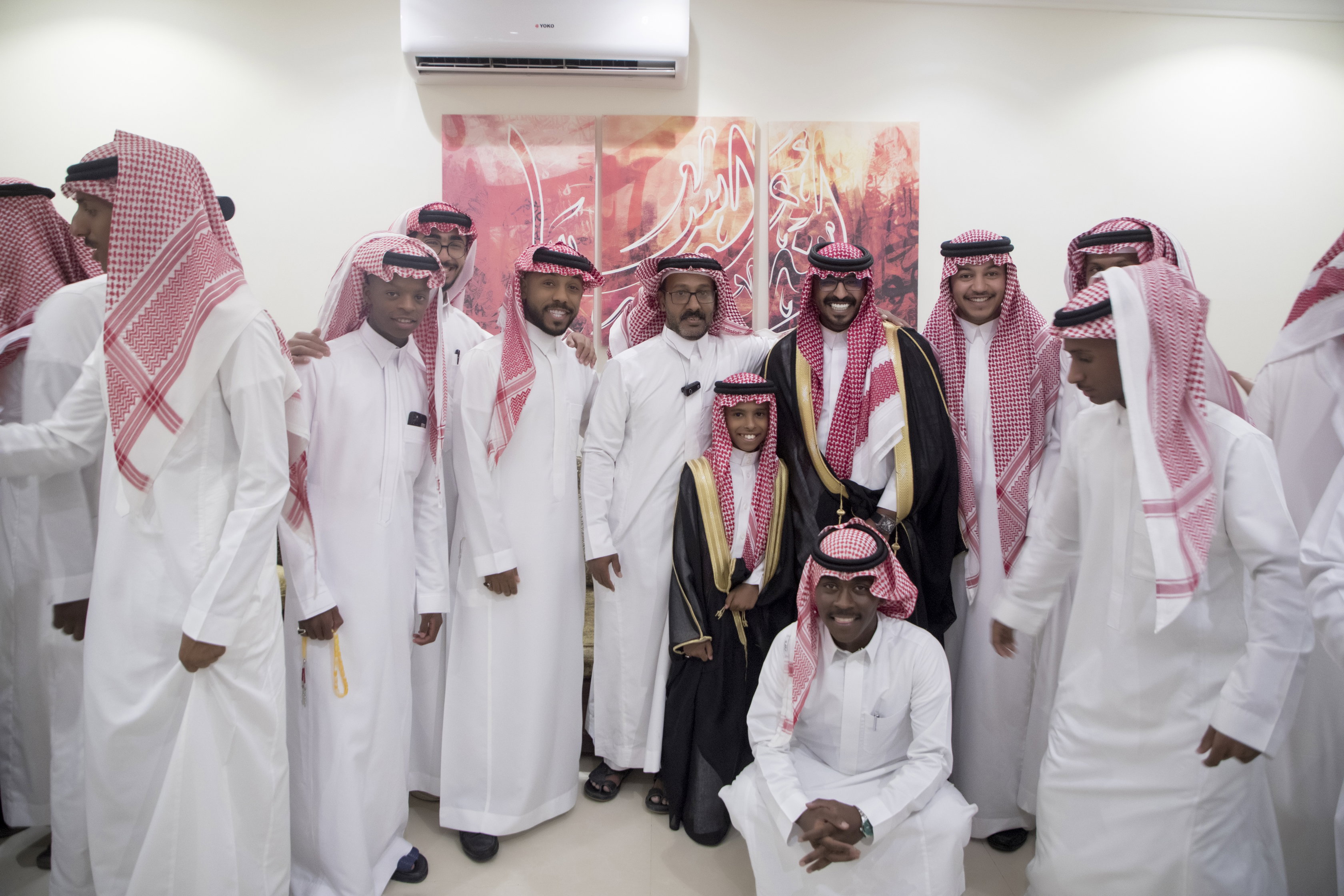 أصدقاء العريس عبدالسلام يحتلفون في زواجه 