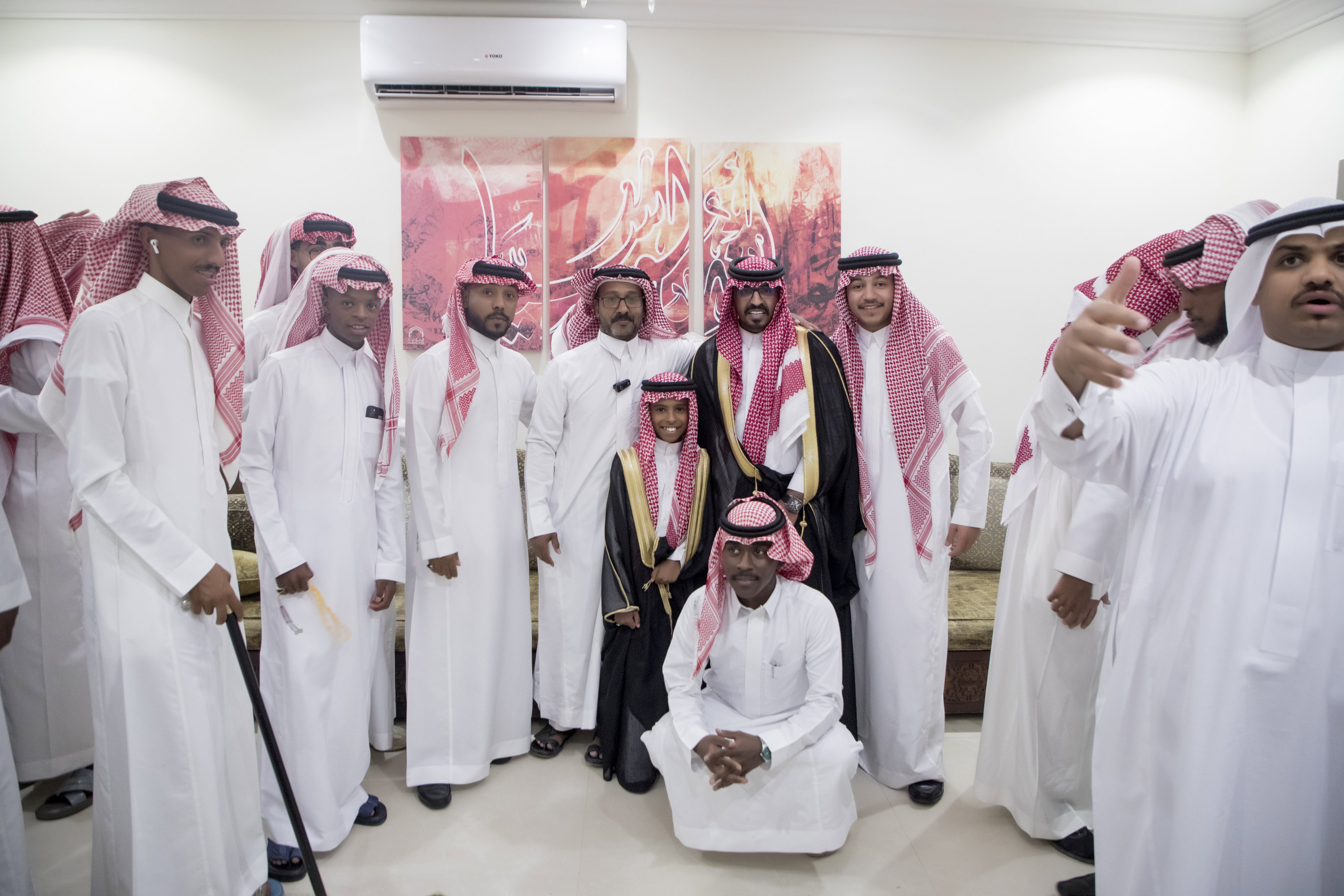 أصدقاء العريس عبدالسلام يحتلفون في زواجه 