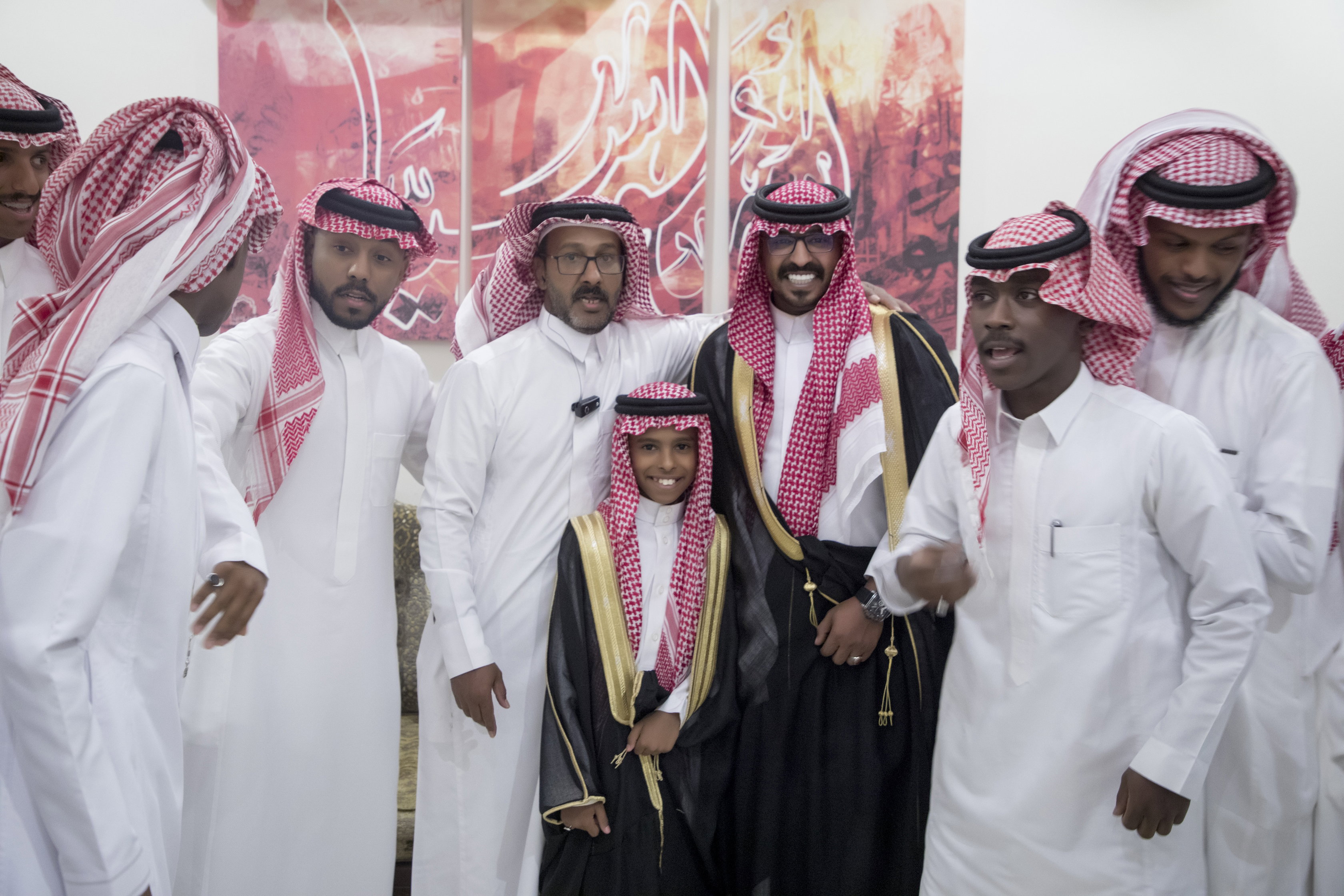 أصدقاء العريس عبدالسلام يحتلفون في زواجه 