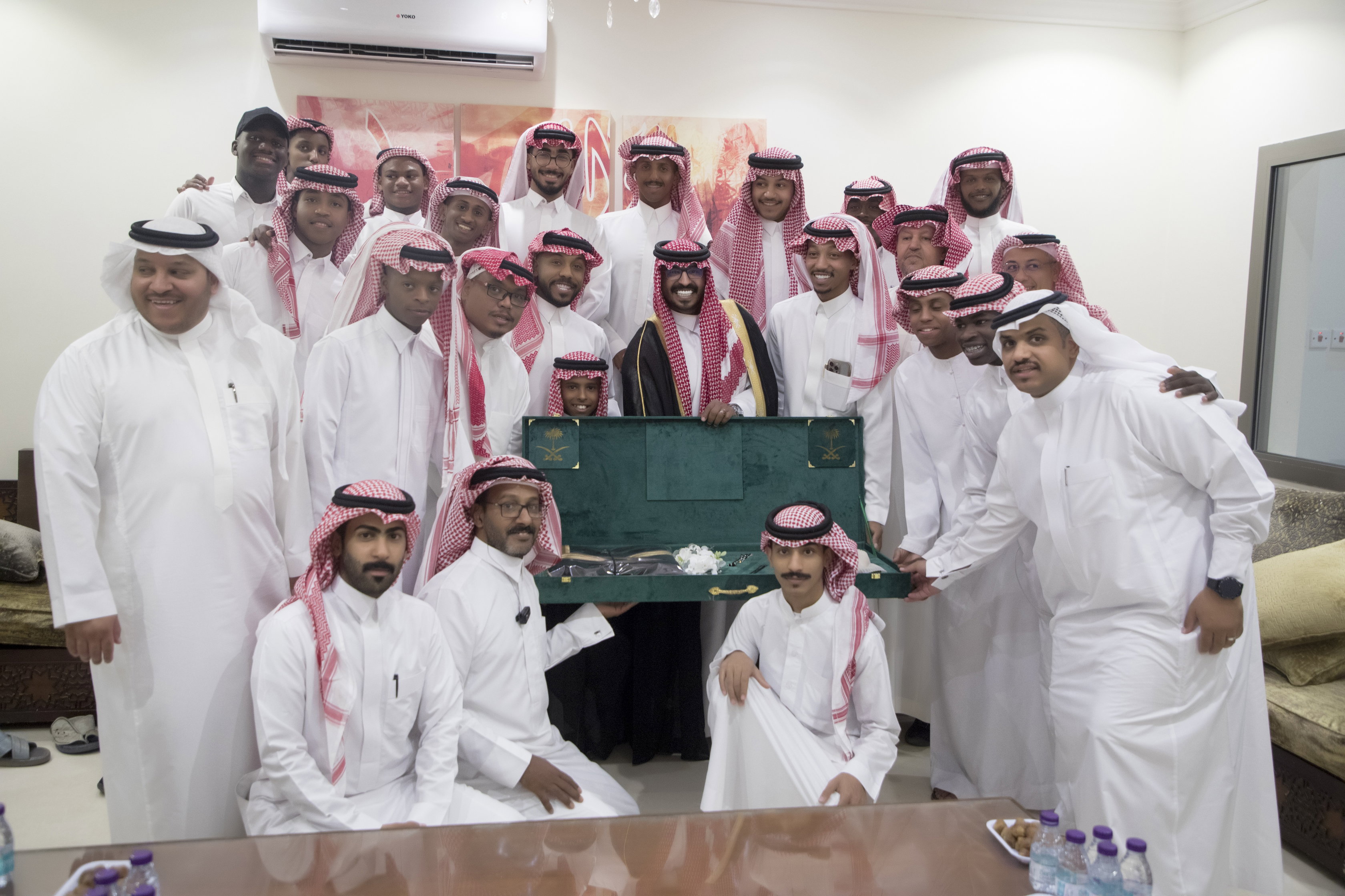 أصدقاء العريس عبدالسلام يحتلفون في زواجه 