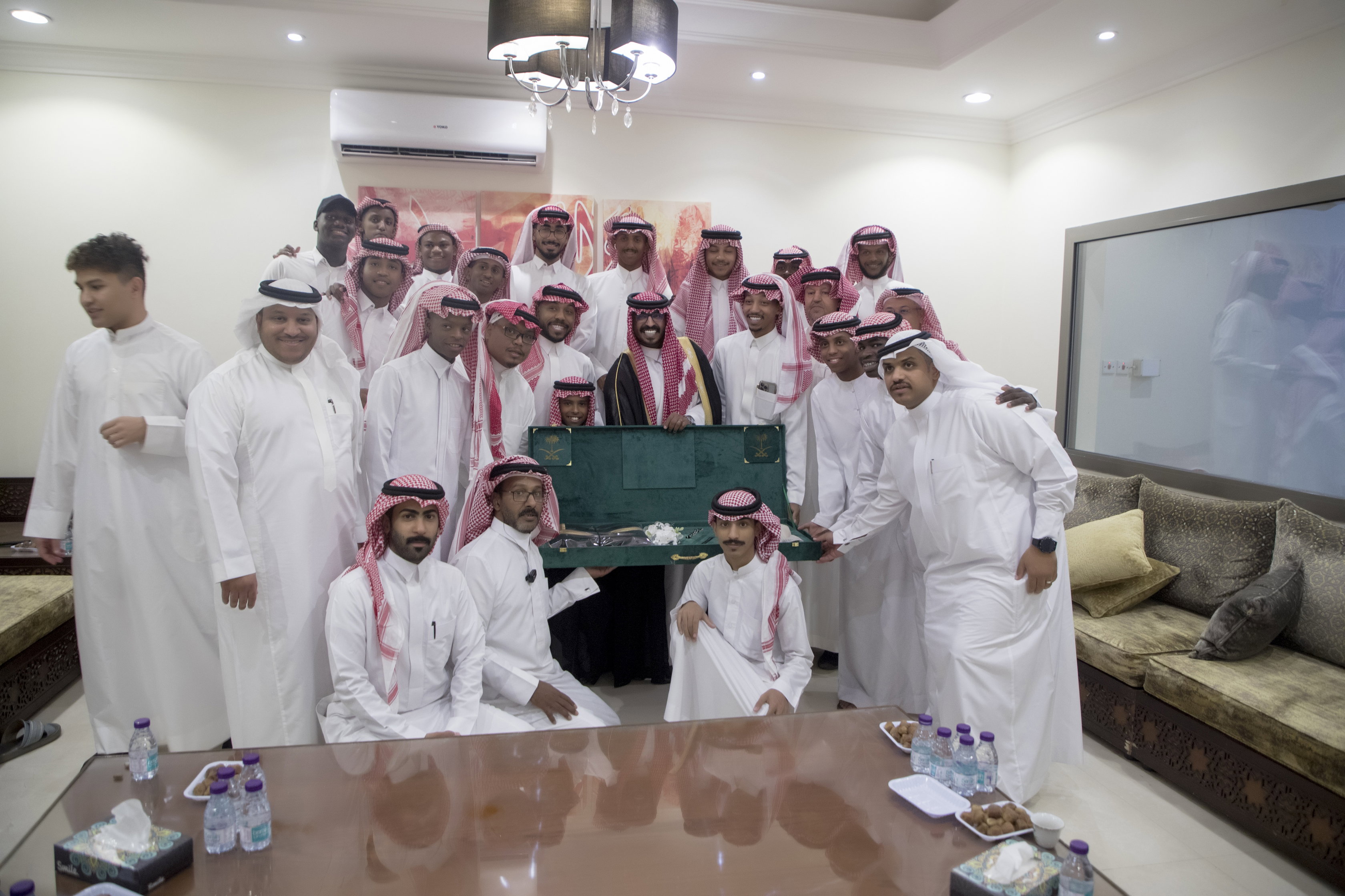 أصدقاء العريس عبدالسلام يحتلفون في زواجه 