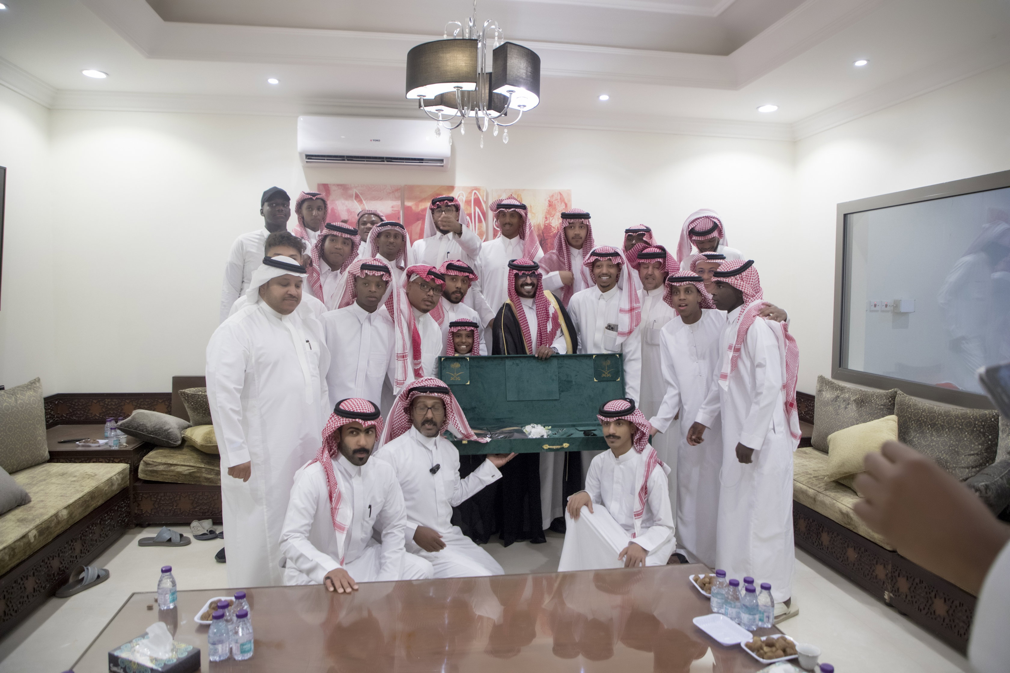 أصدقاء العريس عبدالسلام يحتلفون في زواجه 