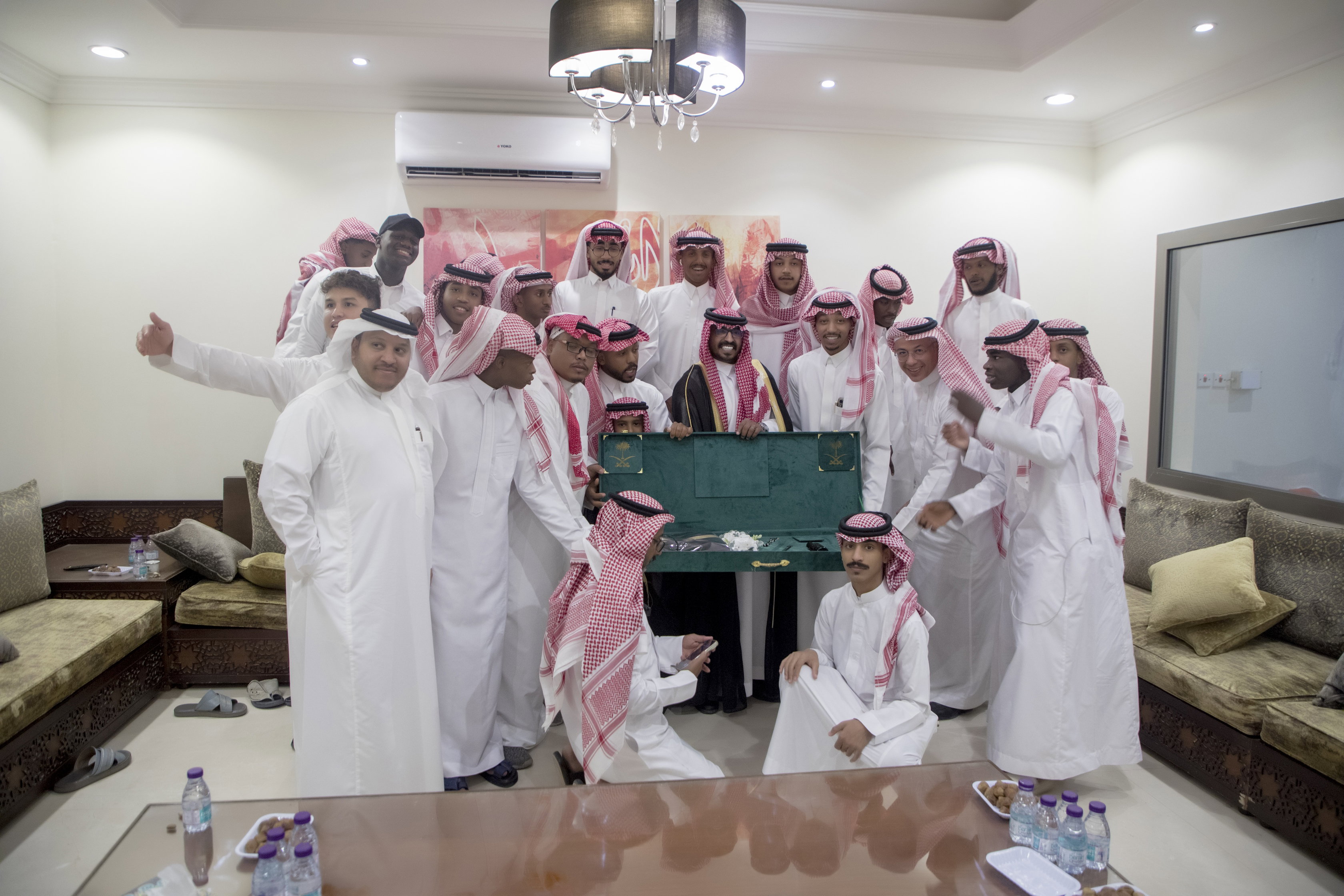 أصدقاء العريس عبدالسلام يحتلفون في زواجه 