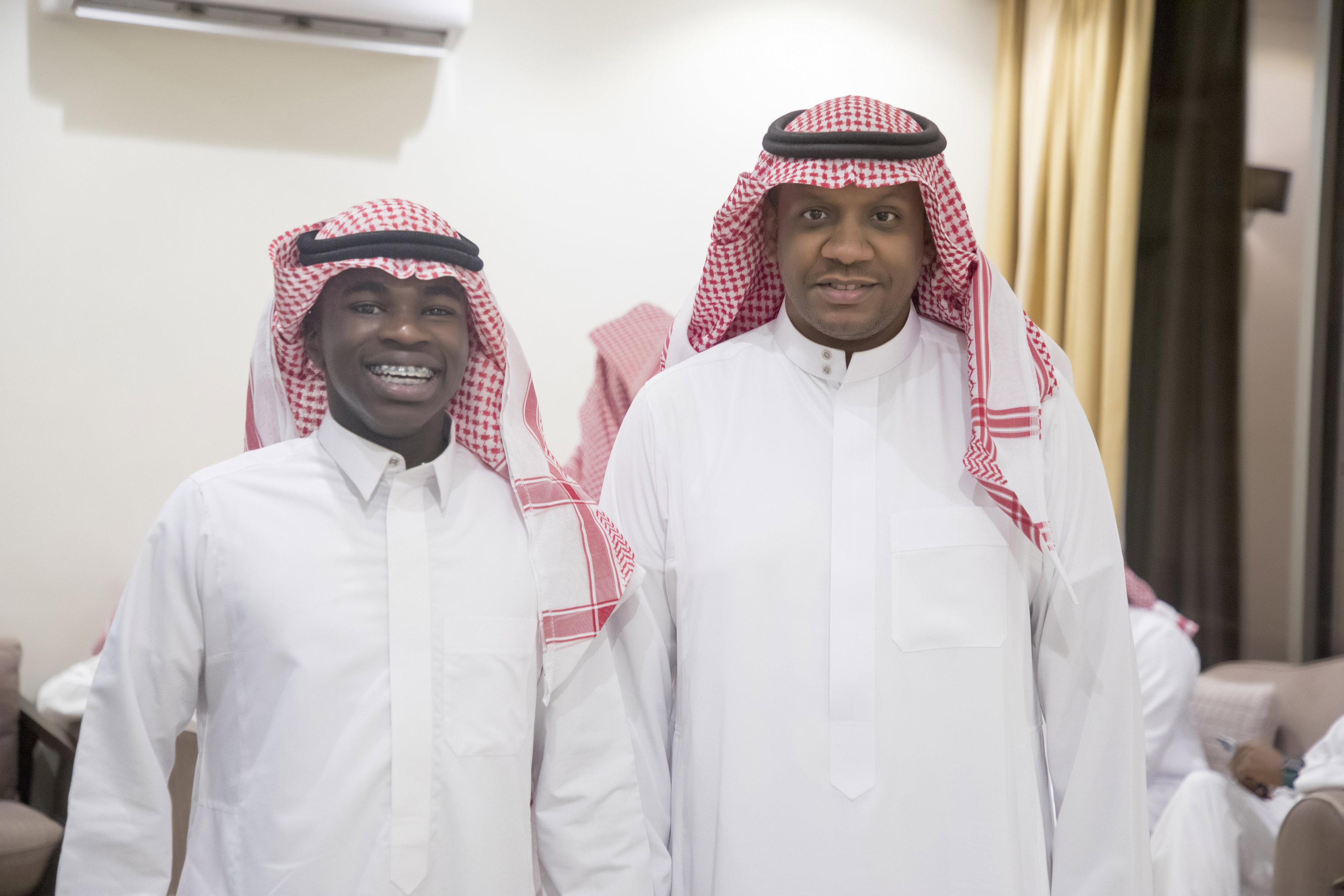 أصدقاء العريس عبدالسلام يحتلفون في زواجه 