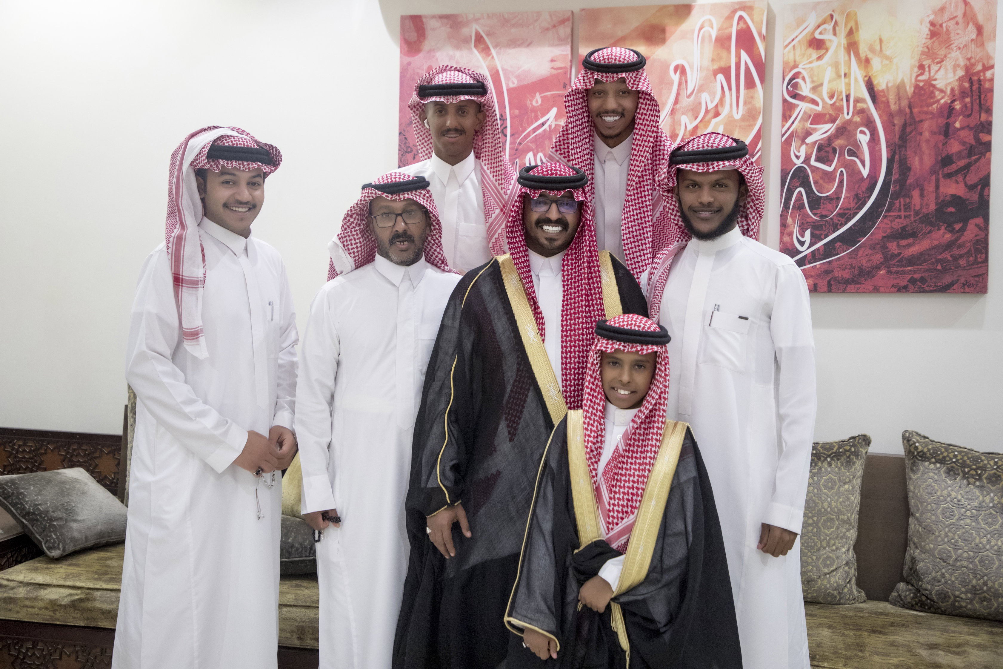 أصدقاء العريس عبدالسلام يحتلفون في زواجه 