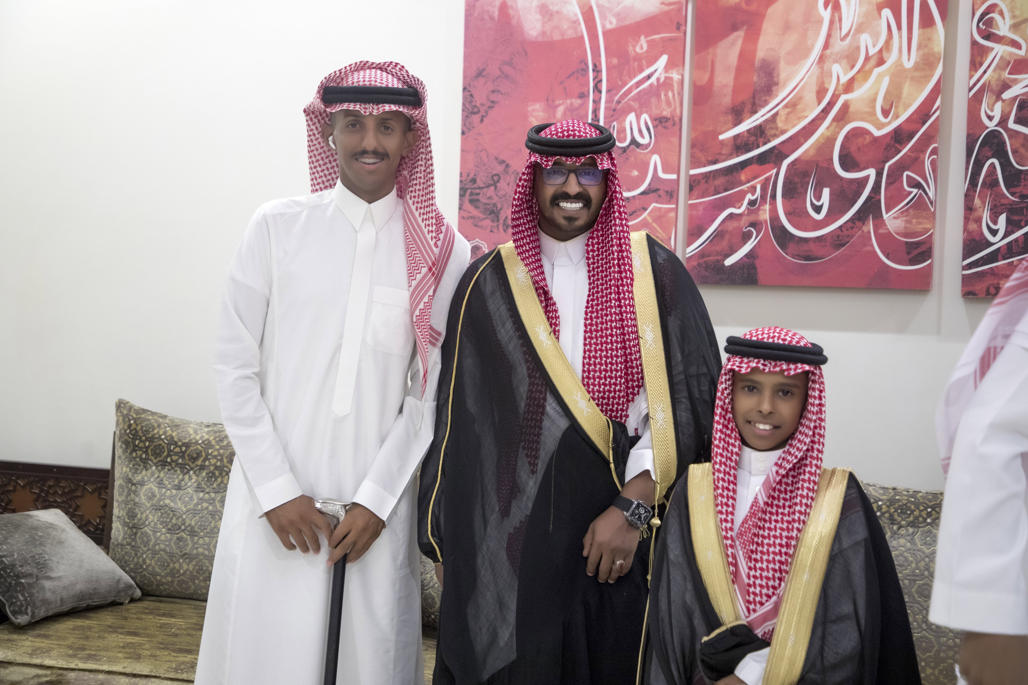 أصدقاء العريس عبدالسلام يحتلفون في زواجه 