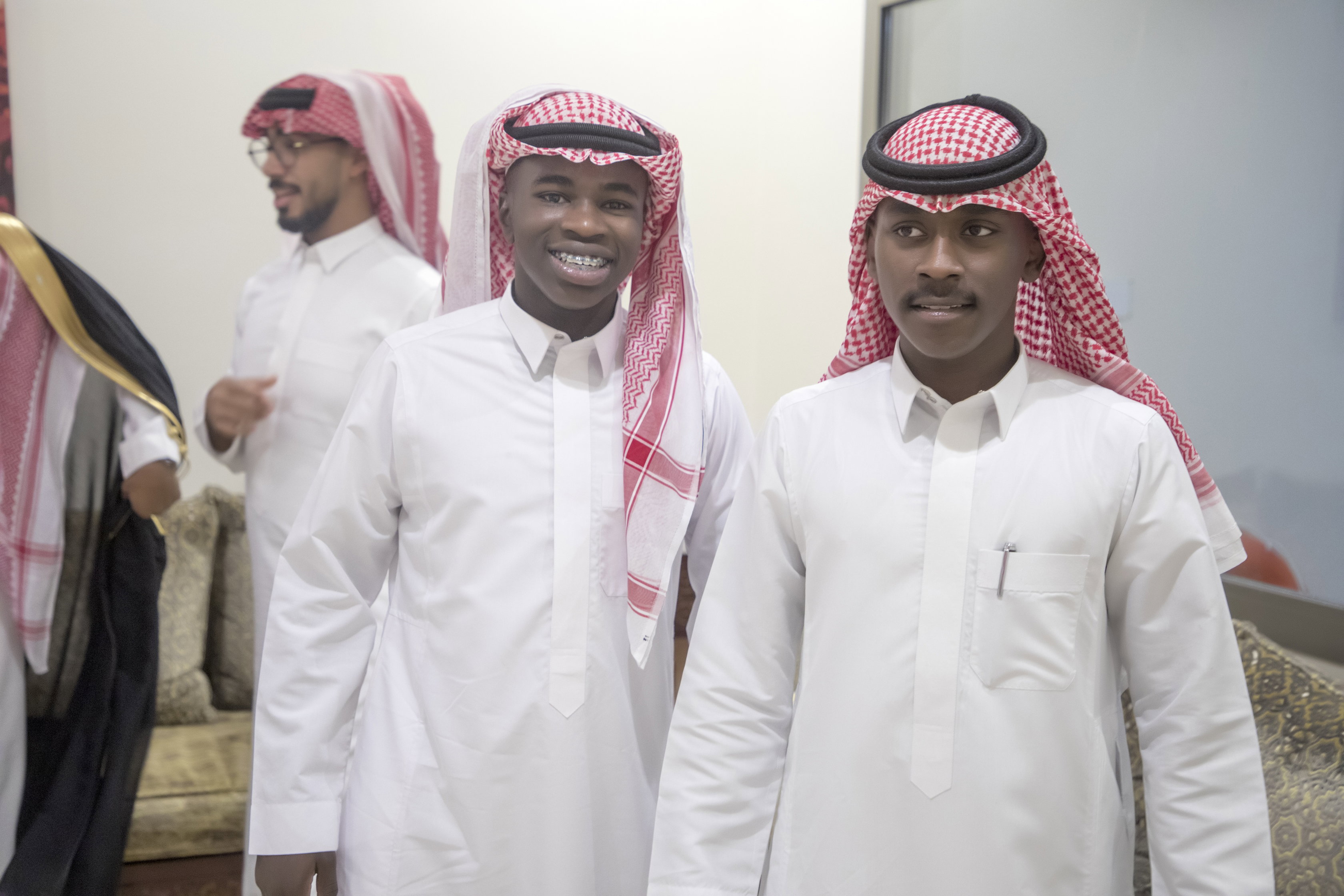 أصدقاء العريس عبدالسلام يحتلفون في زواجه 