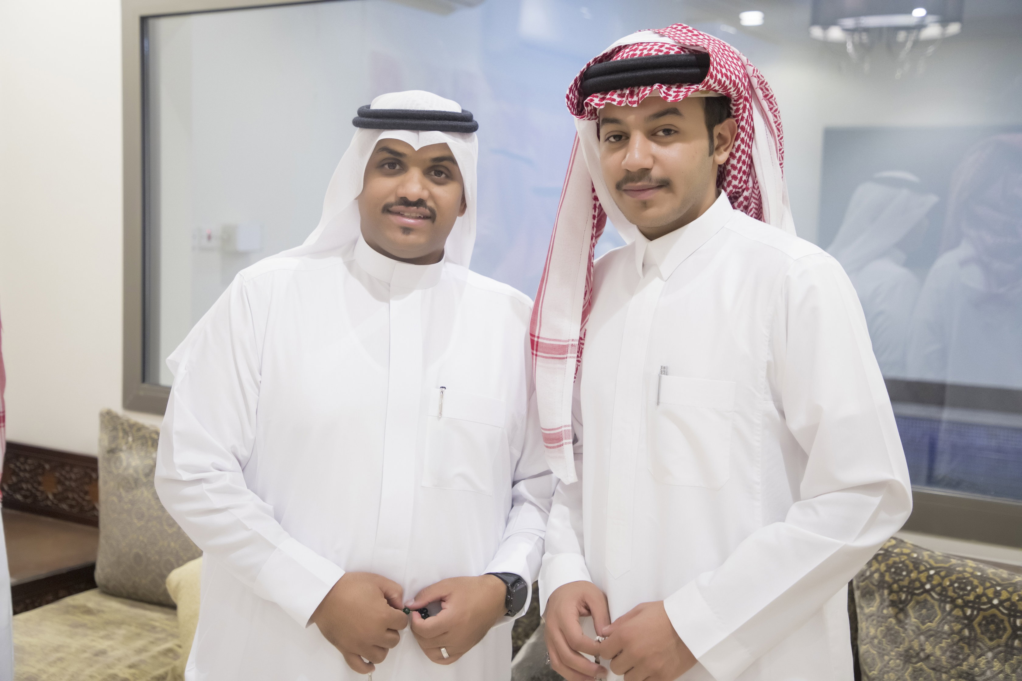 أصدقاء العريس عبدالسلام يحتلفون في زواجه 