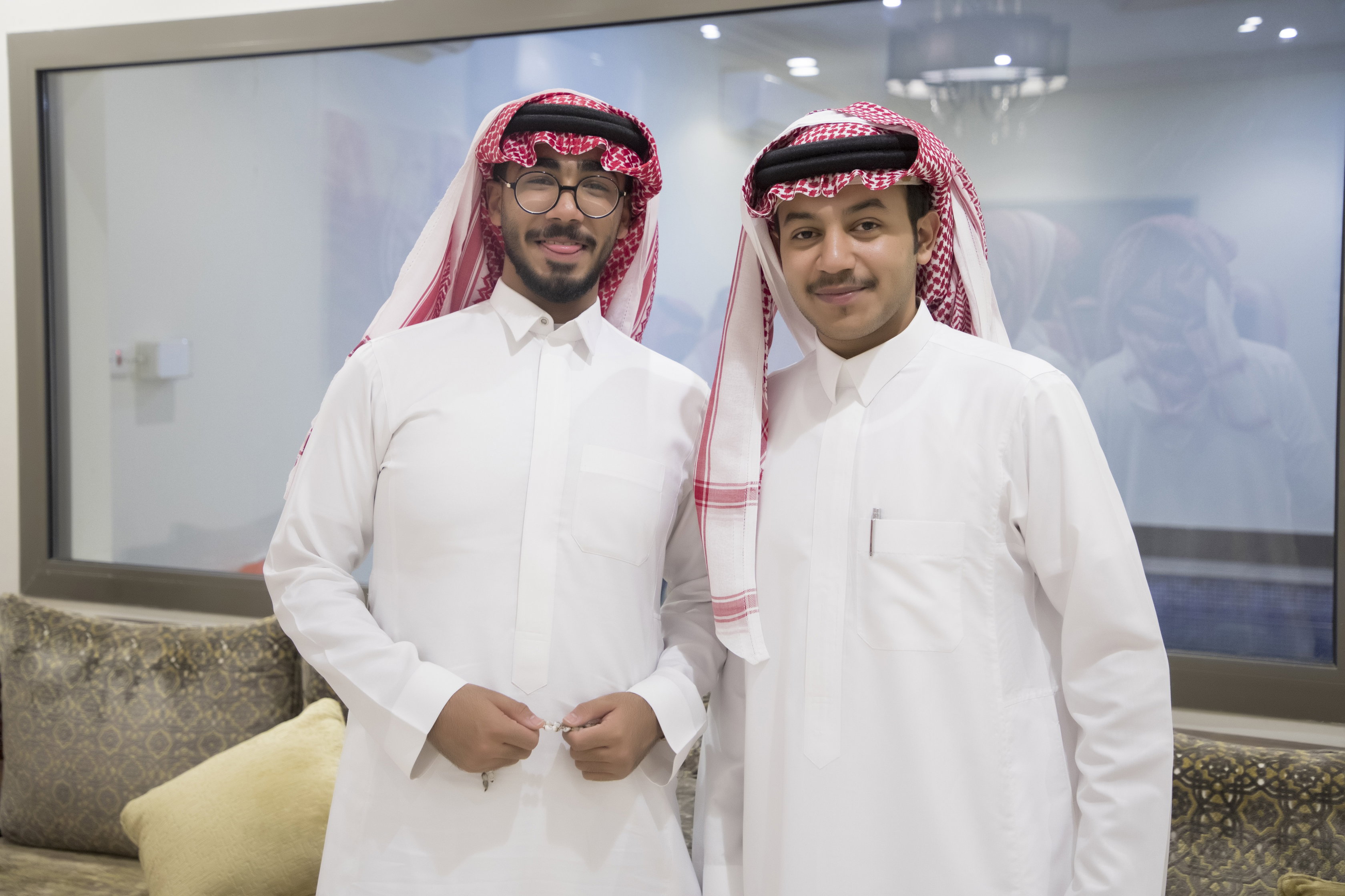 أصدقاء العريس عبدالسلام يحتلفون في زواجه 