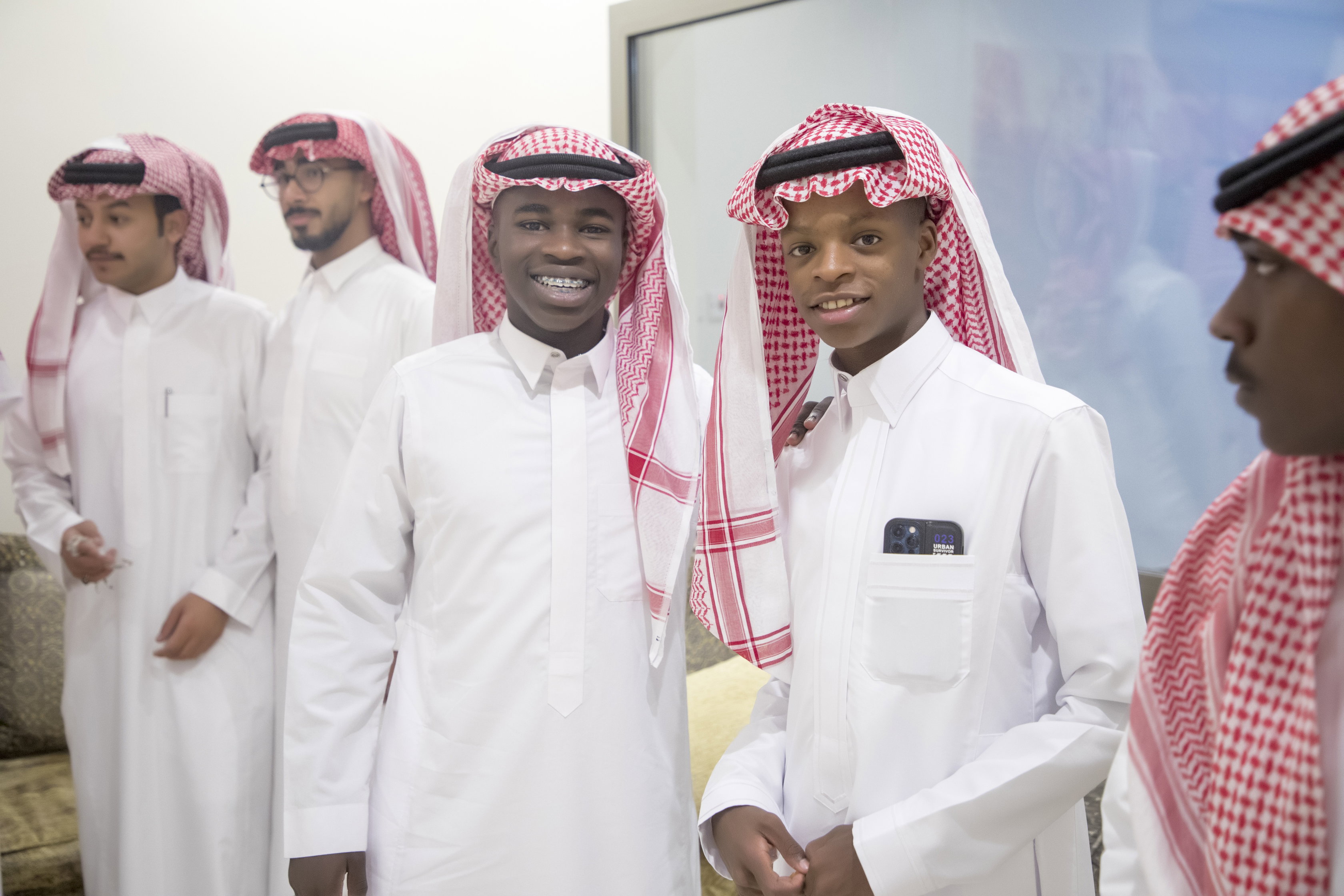 أصدقاء العريس عبدالسلام يحتلفون في زواجه 